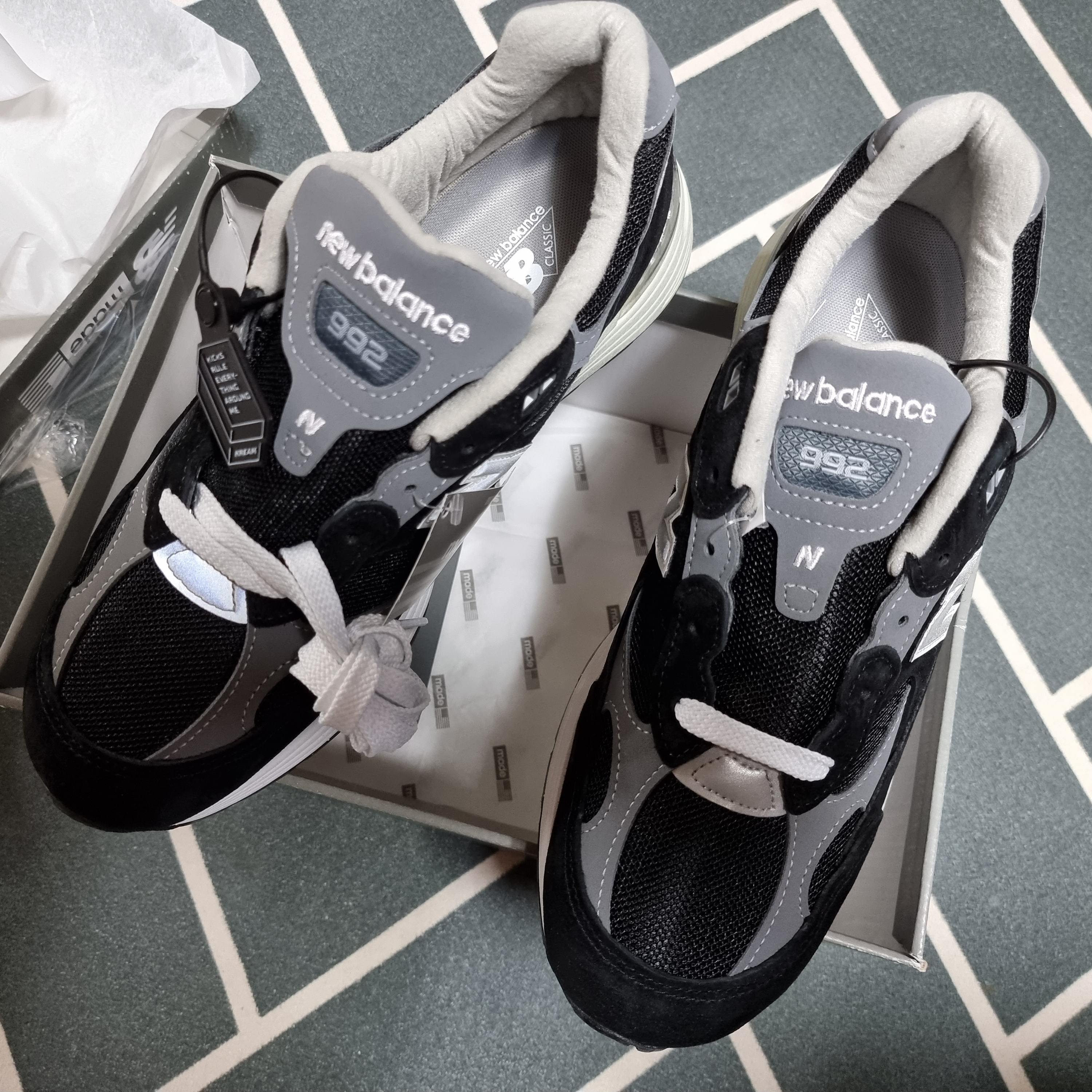 New Balance 992 Made in USA Black Grey 착용 스타일