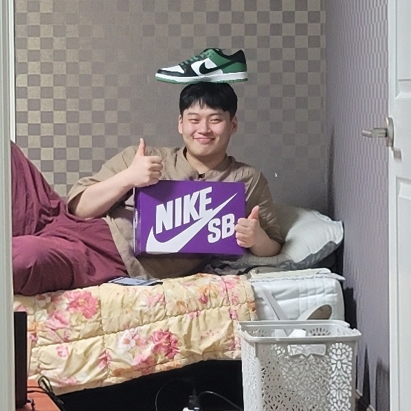 Nike SB Dunk Low Pro Black and Classic Green 착용 스타일 - 1