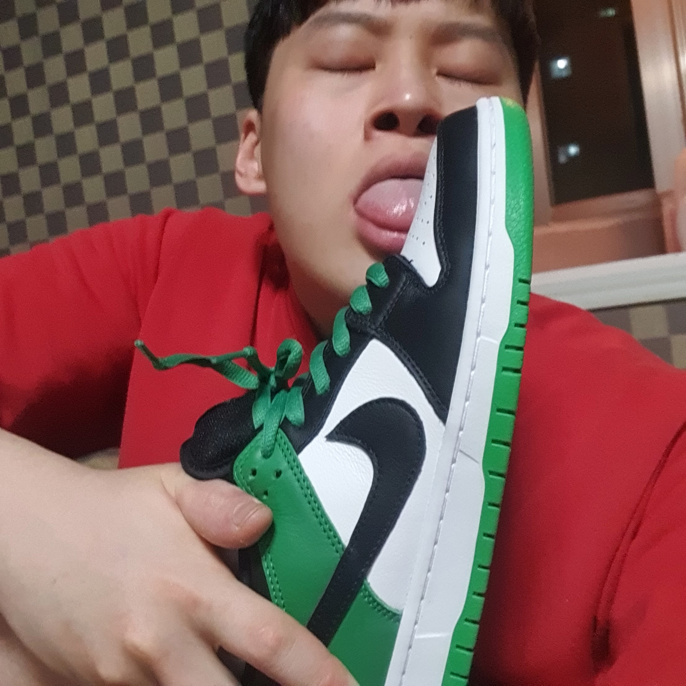 Nike SB Dunk Low Pro Black and Classic Green 착용 스타일 - 3