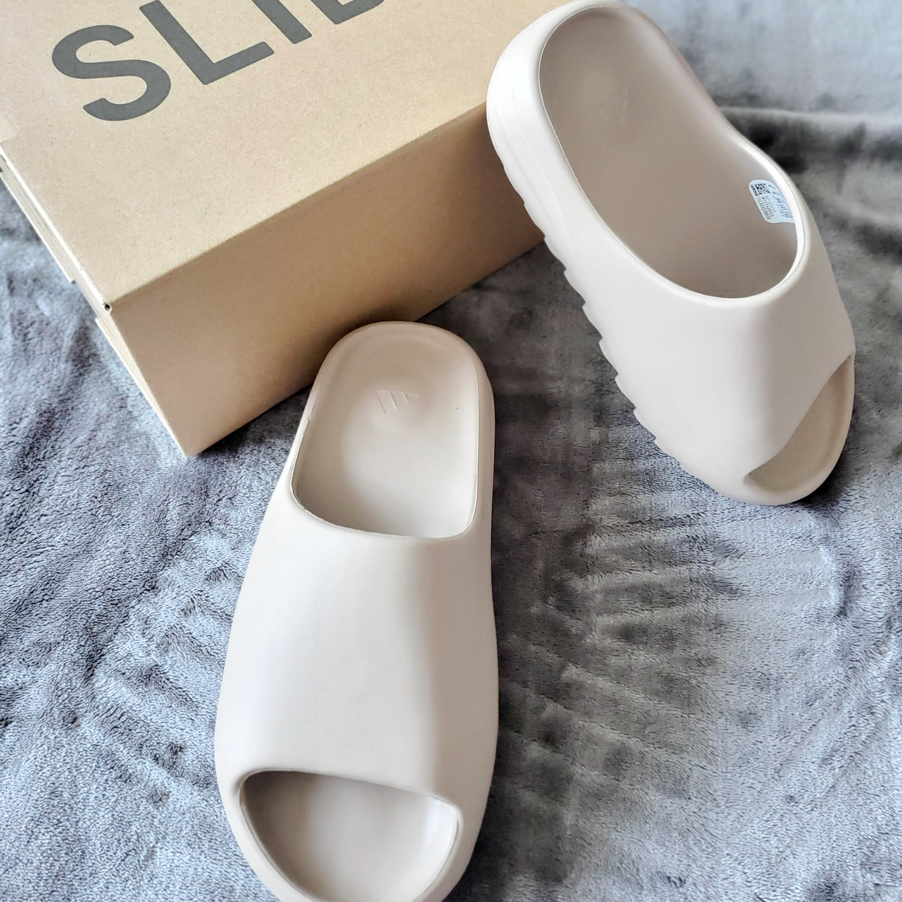 Adidas Yeezy Slide Pure 착용 스타일 - 3