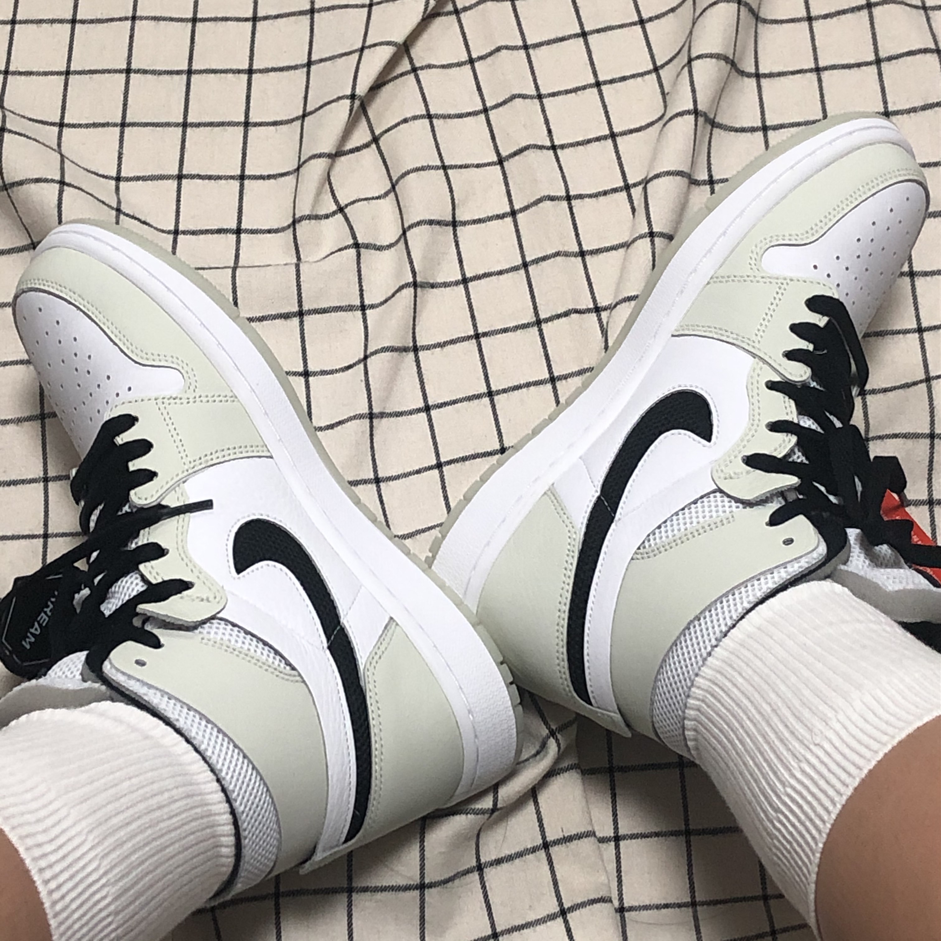 (W) Jordan 1 Zoom Air CMFT Light Bone 착용 스타일