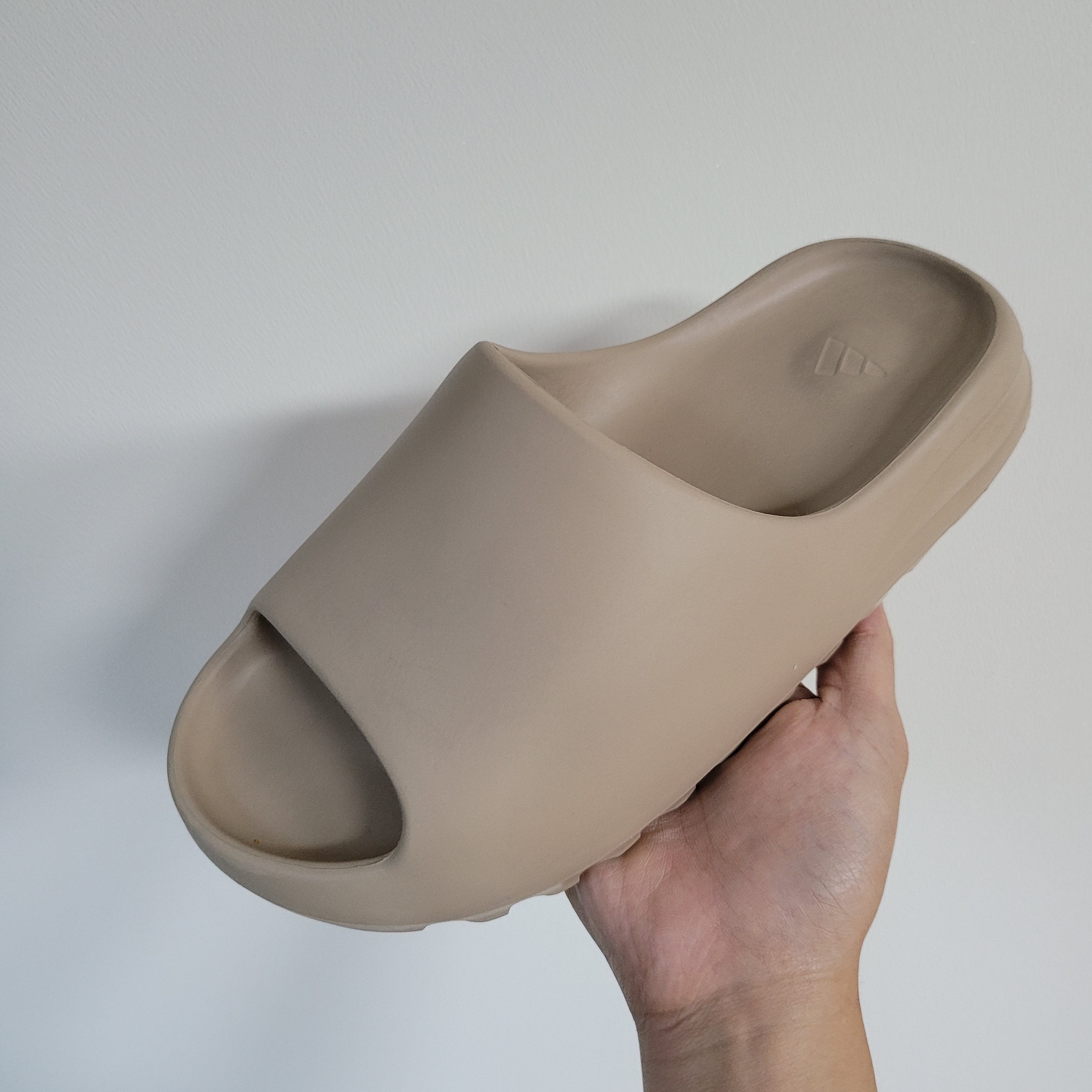 Adidas Yeezy Slide Pure 착용 스타일 - 1