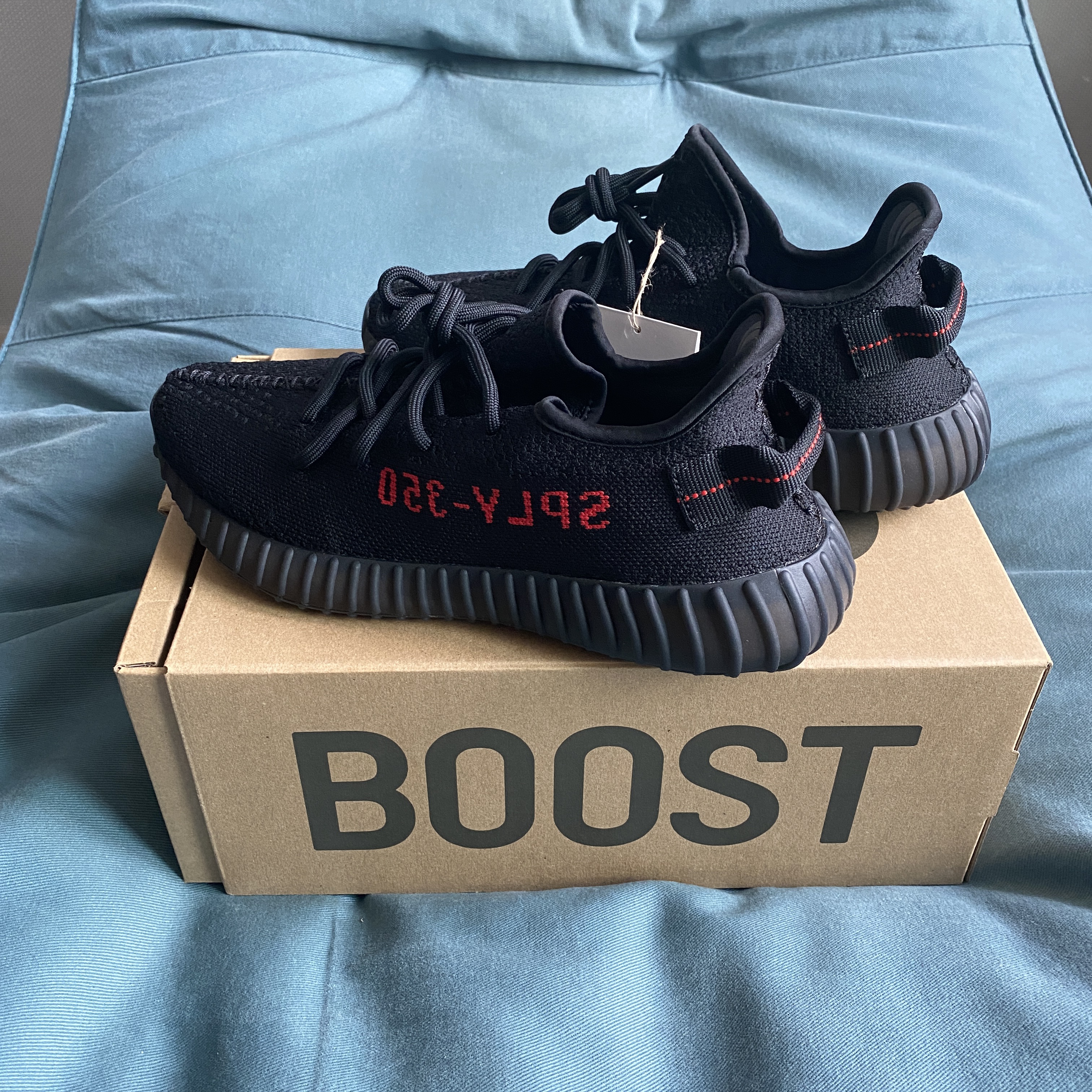 Adidas Yeezy Boost 350 V2 Black Red 2020 착용 스타일