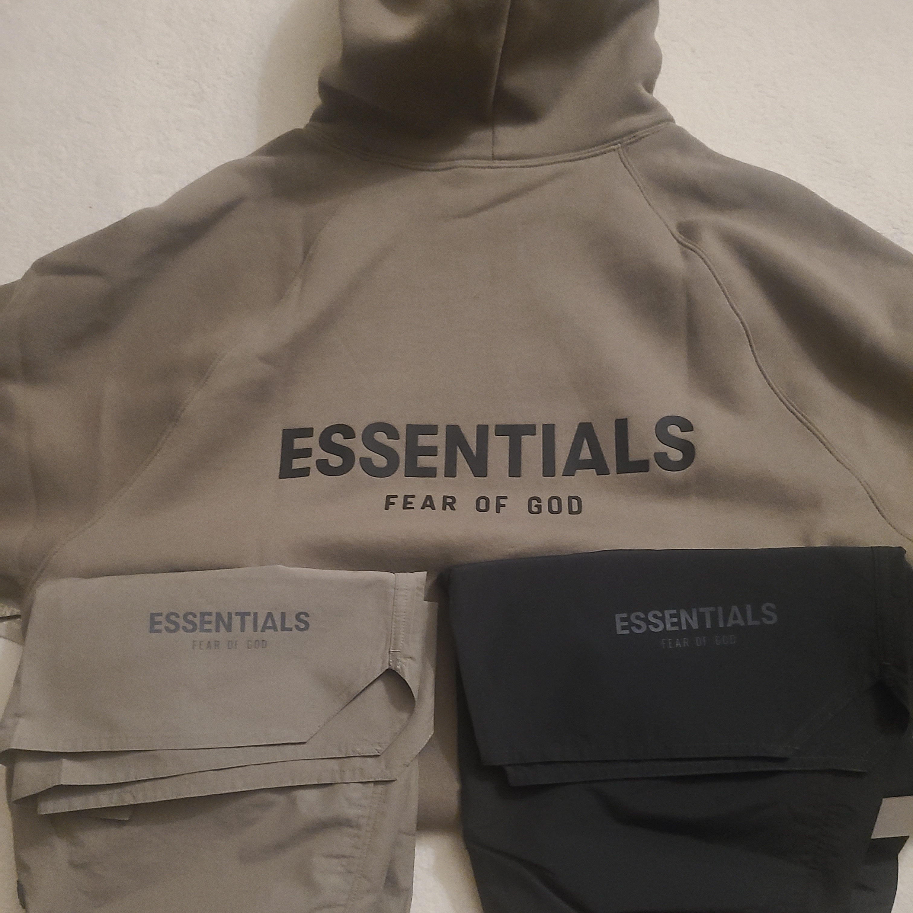 Essentials Pull-Over Hoodie Taupe - 21SS, Essentials Volley Shorts Taupe - 21SS 착용 스타일