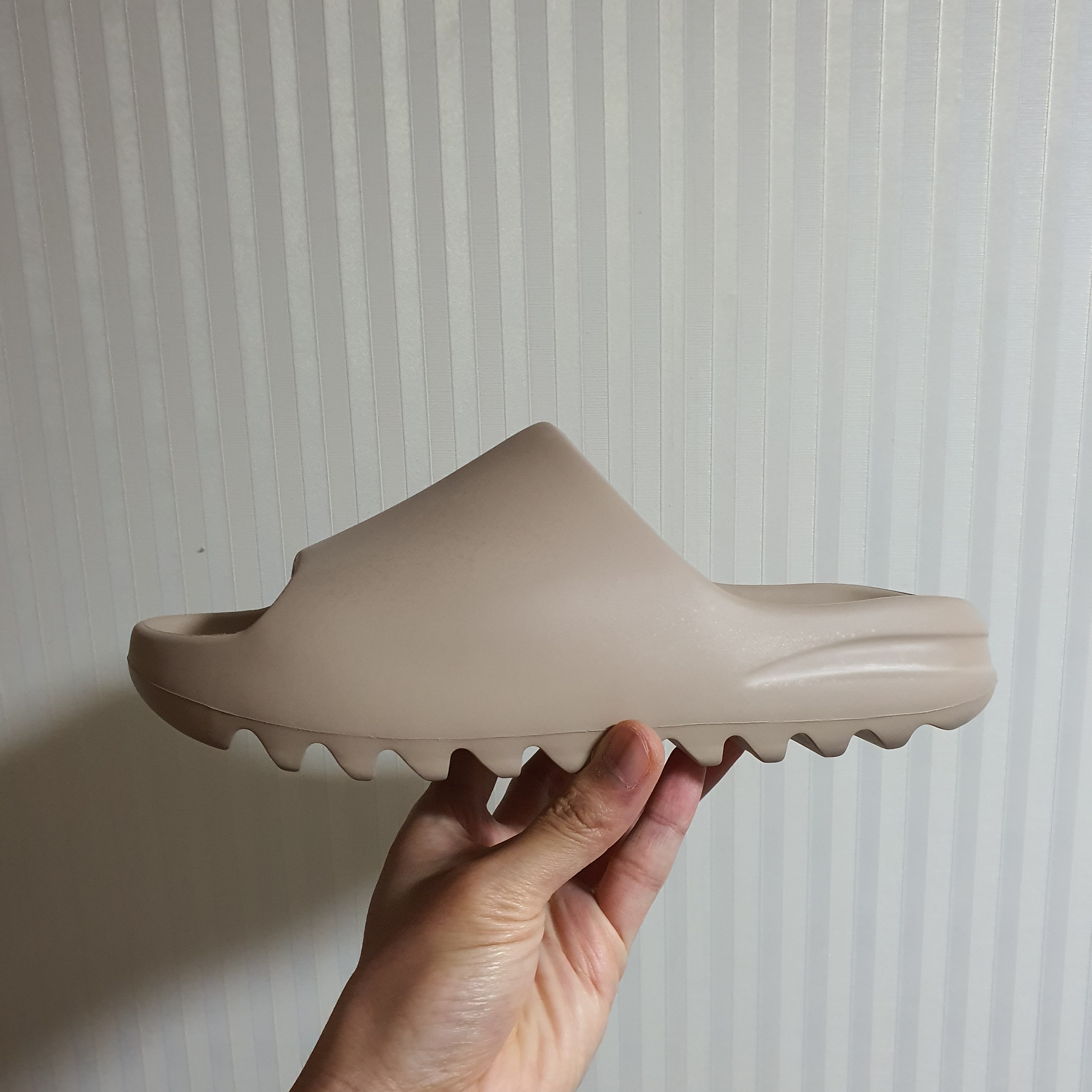 Adidas Yeezy Slide Pure 착용 스타일