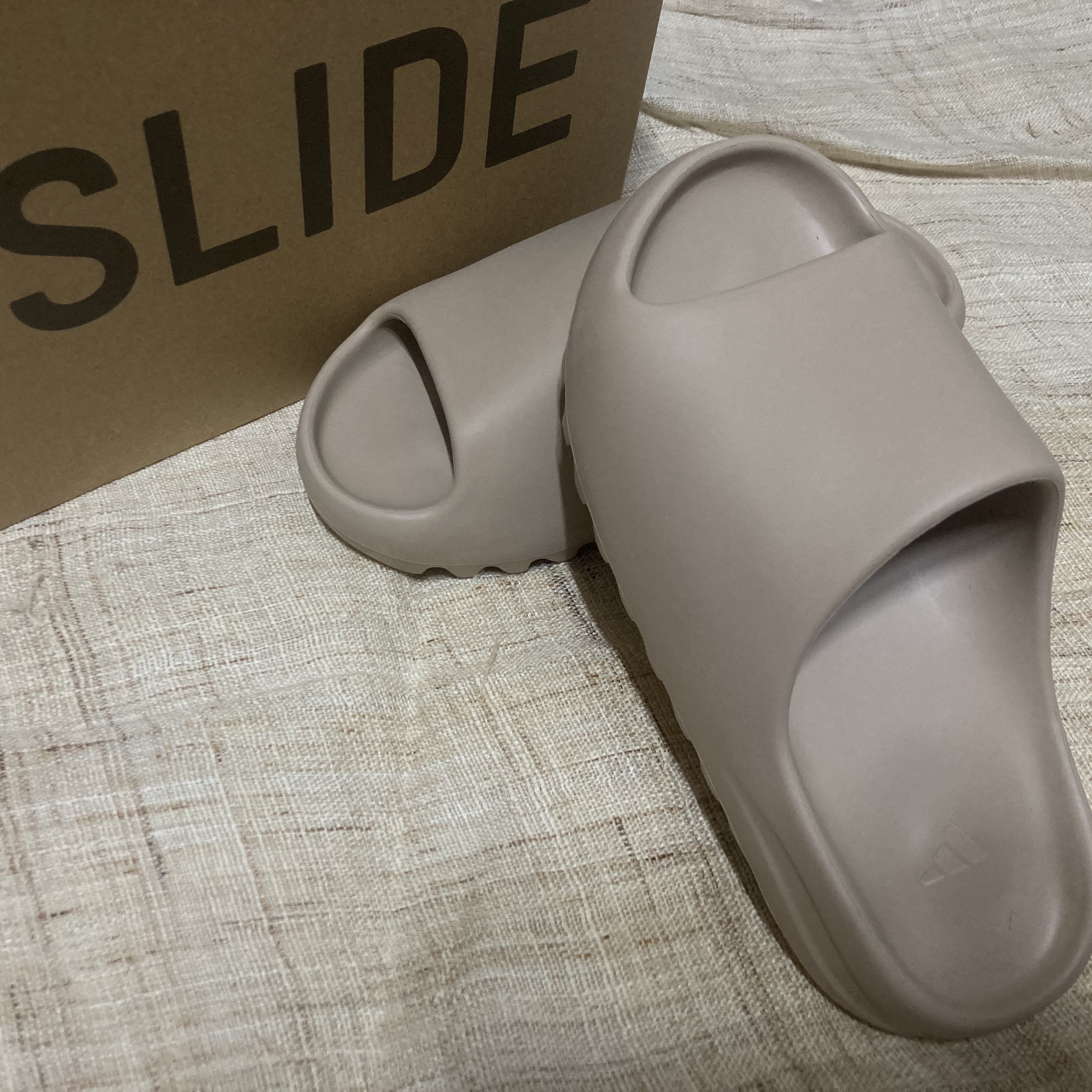 Adidas Yeezy Slide Pure 착용 스타일 - 3
