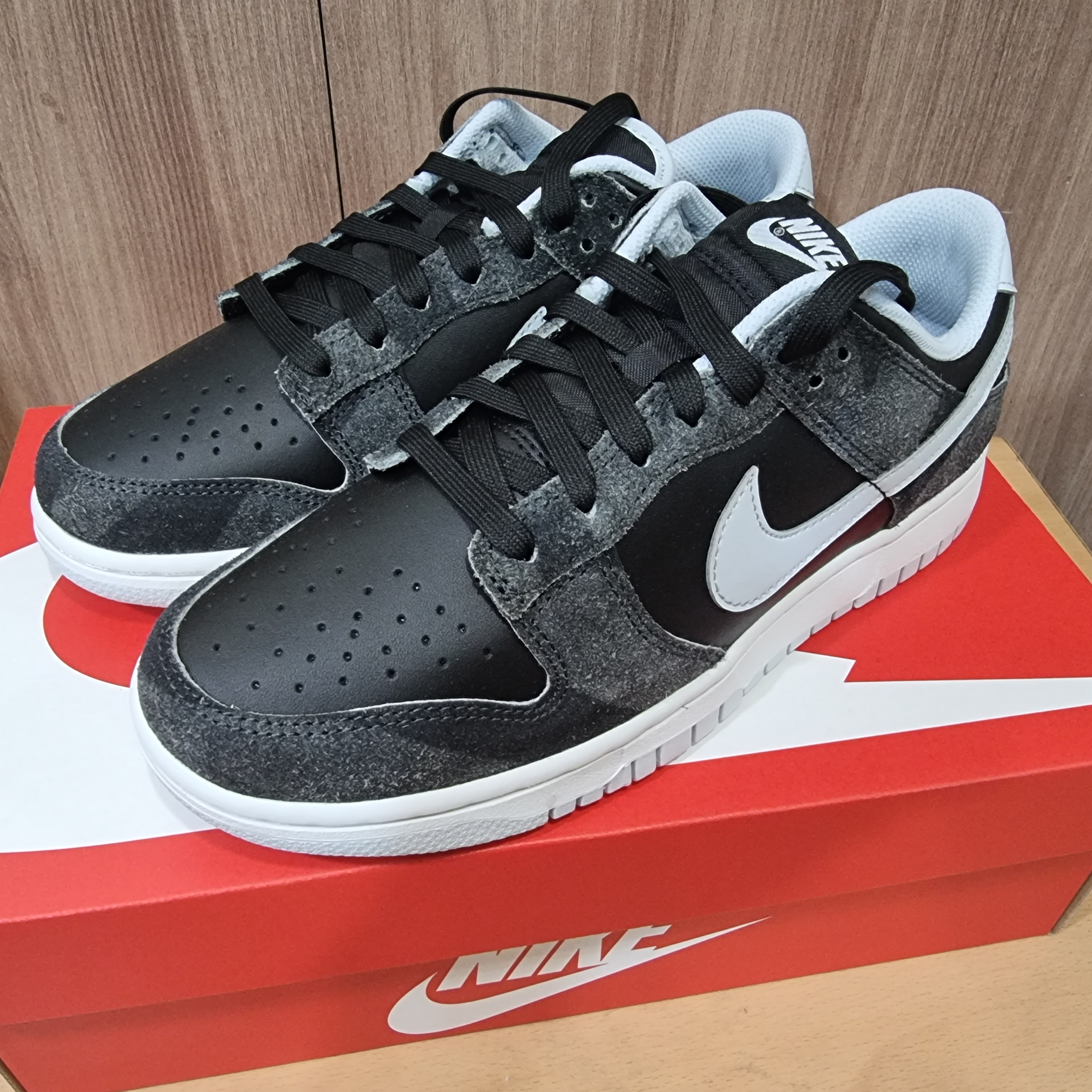 Nike Dunk Low Retro PRM Zebra 착용 스타일