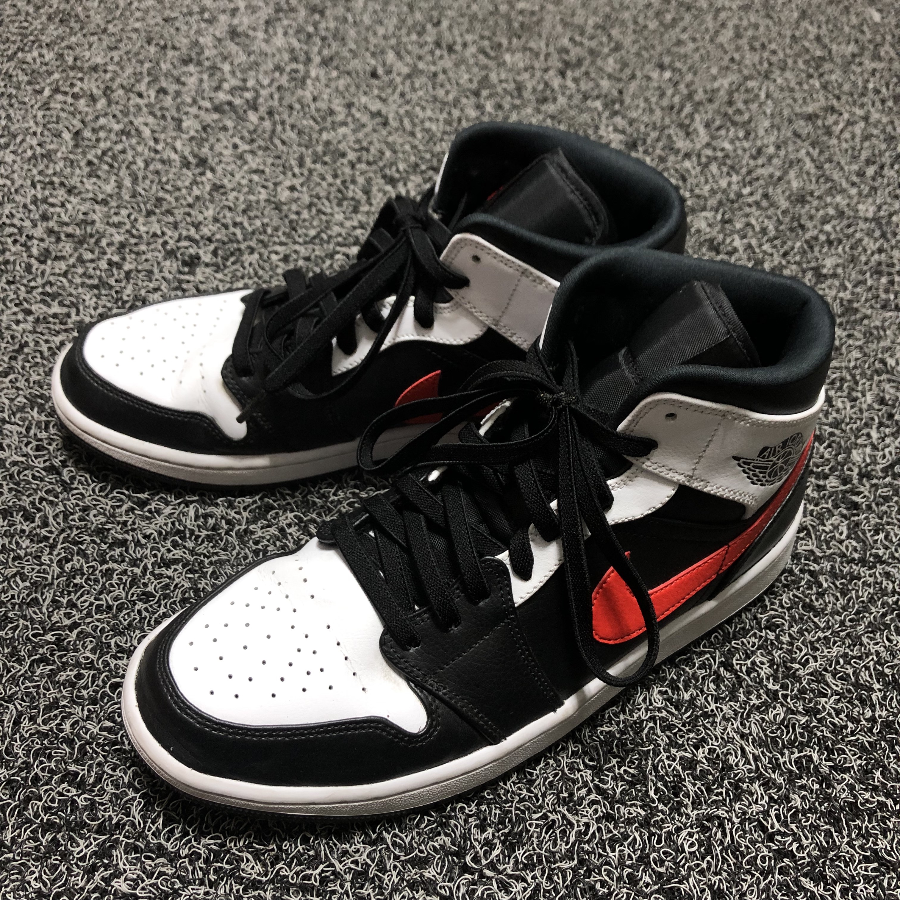 Jordan 1 Mid Black Chile Red 착용 스타일 - 1