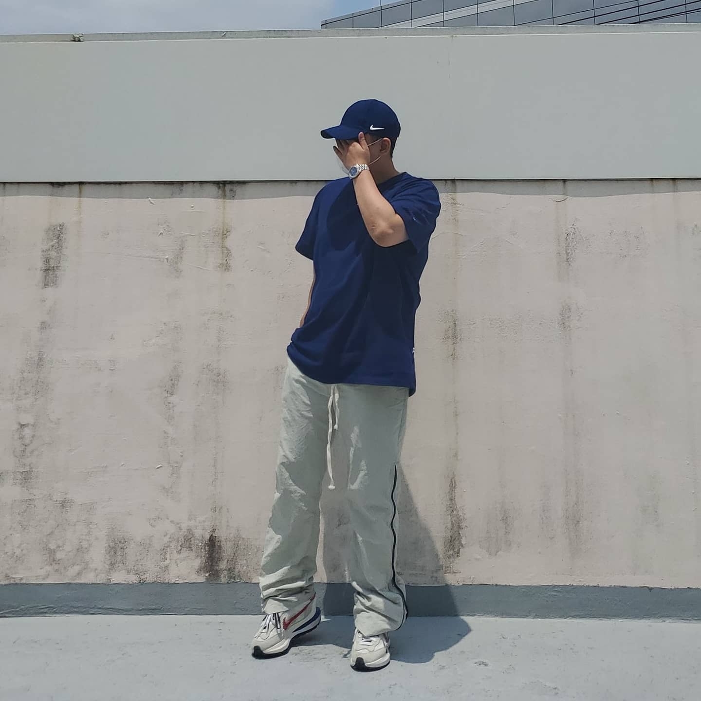 Nike x Sacai VaporWaffle Royal Fuchsia, Nike x Drake Nocta Cardinal Stock Essential Cap Navy 착용 스타일 - 3