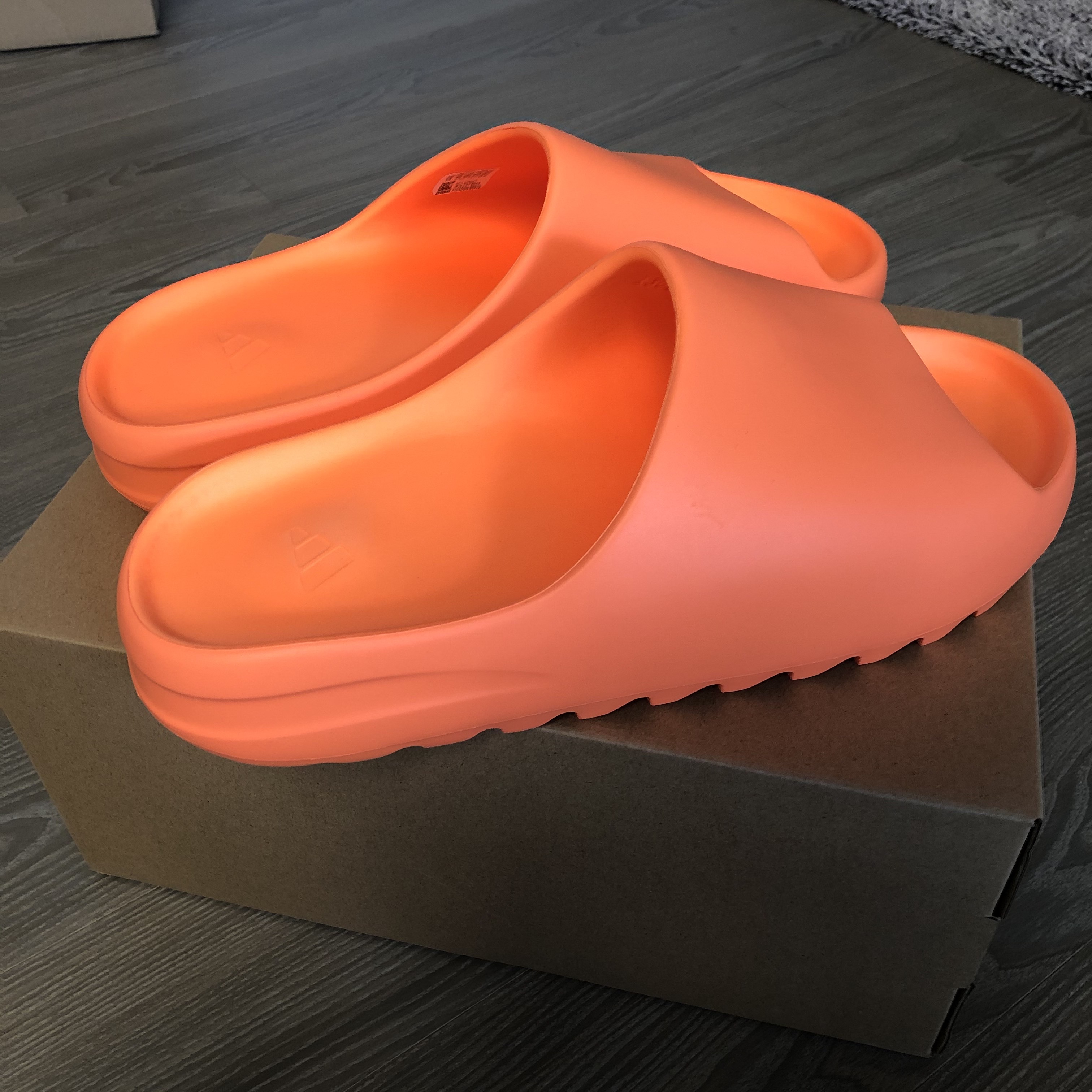 Adidas Yeezy Slide Enflame Orange 착용 스타일 - 4