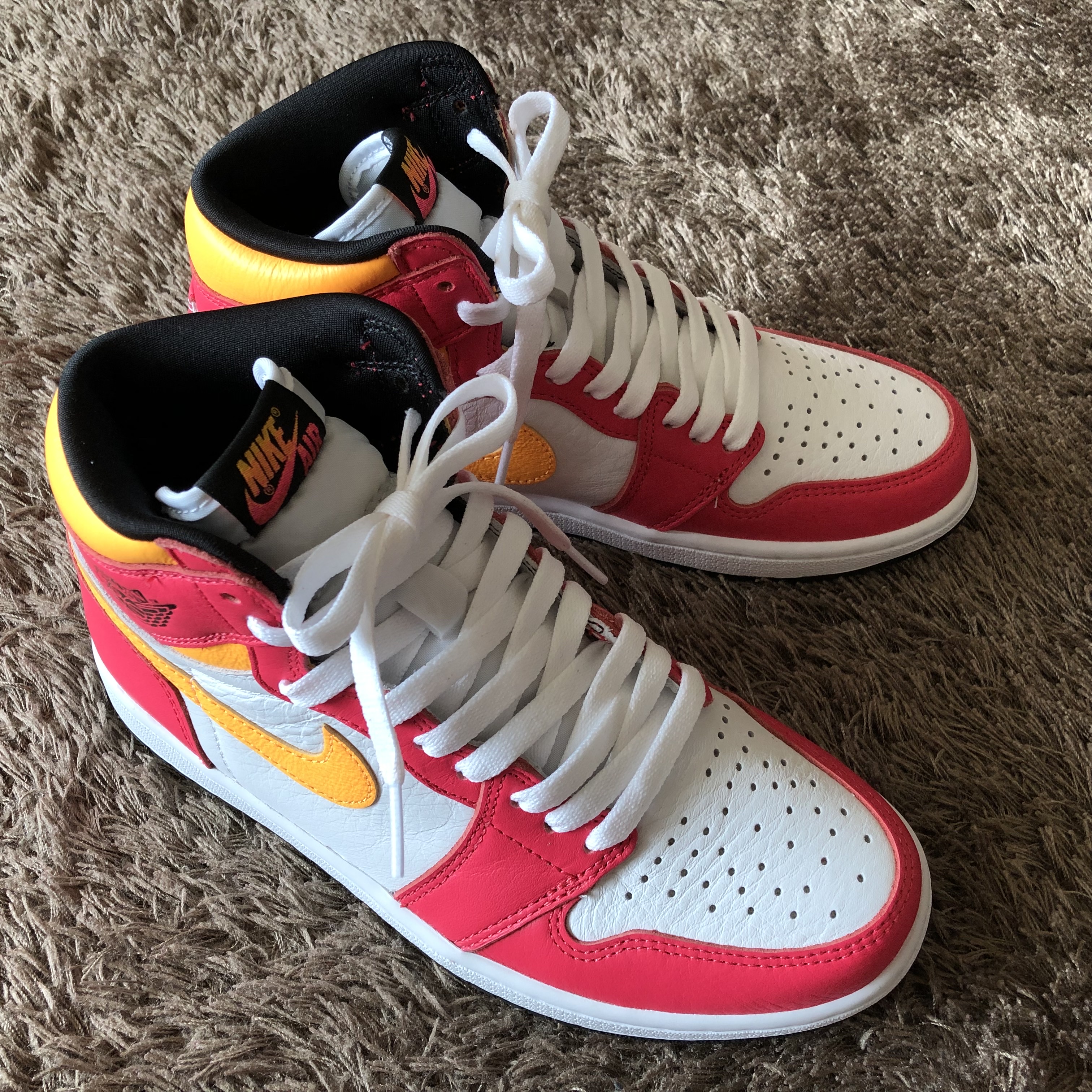Jordan 1 Retro High OG Light Fusion Red 착용 스타일 - 2