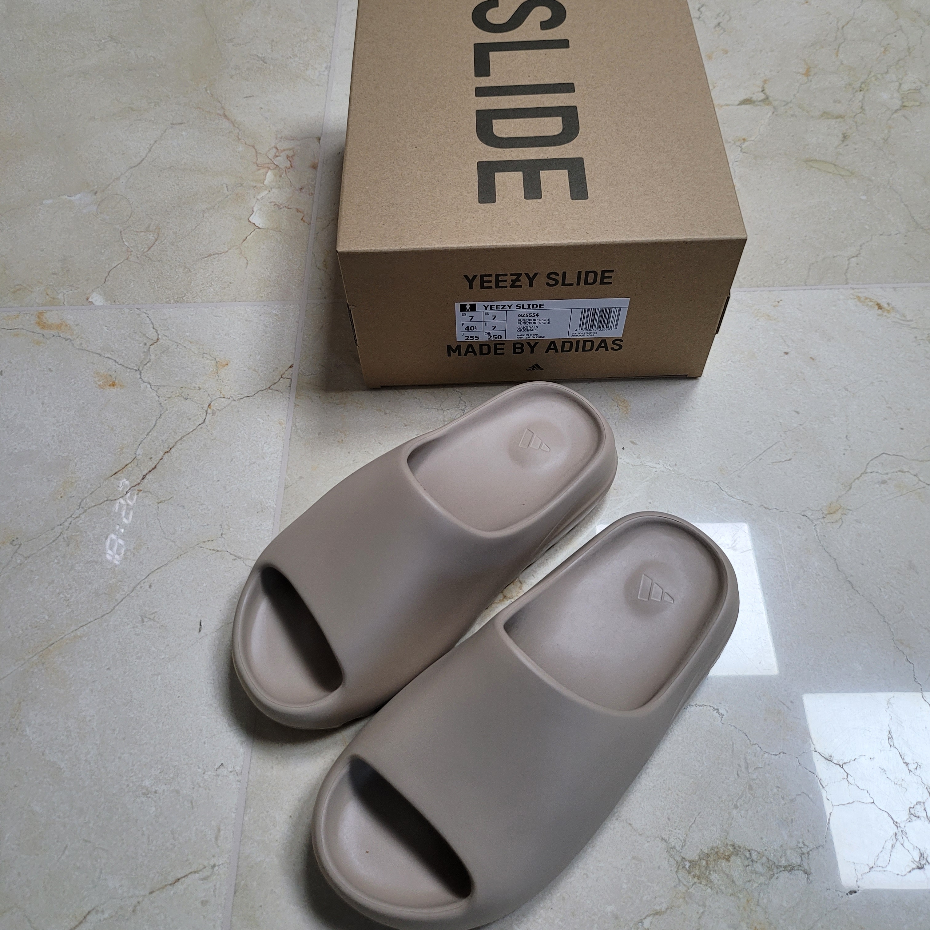Adidas Yeezy Slide Pure 착용 스타일 - 2