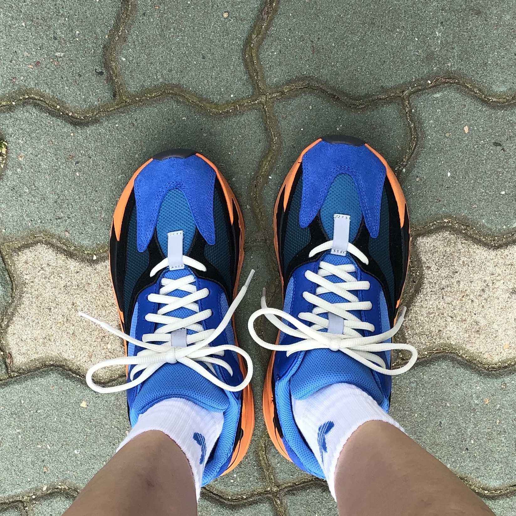 Adidas Yeezy Boost 700 Bright Blue 착용 스타일 - 1