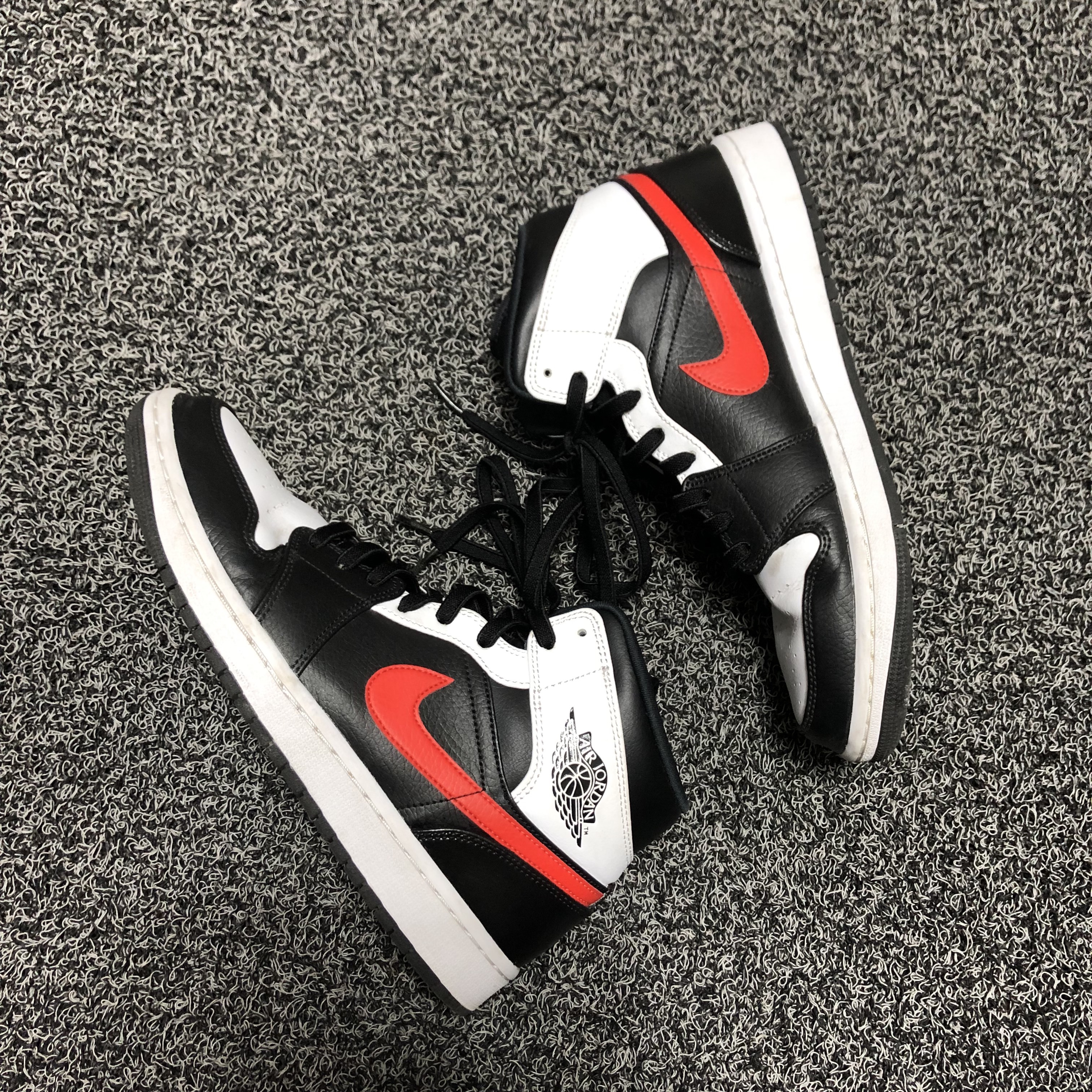 Jordan 1 Mid Black Chile Red 착용 스타일 - 2