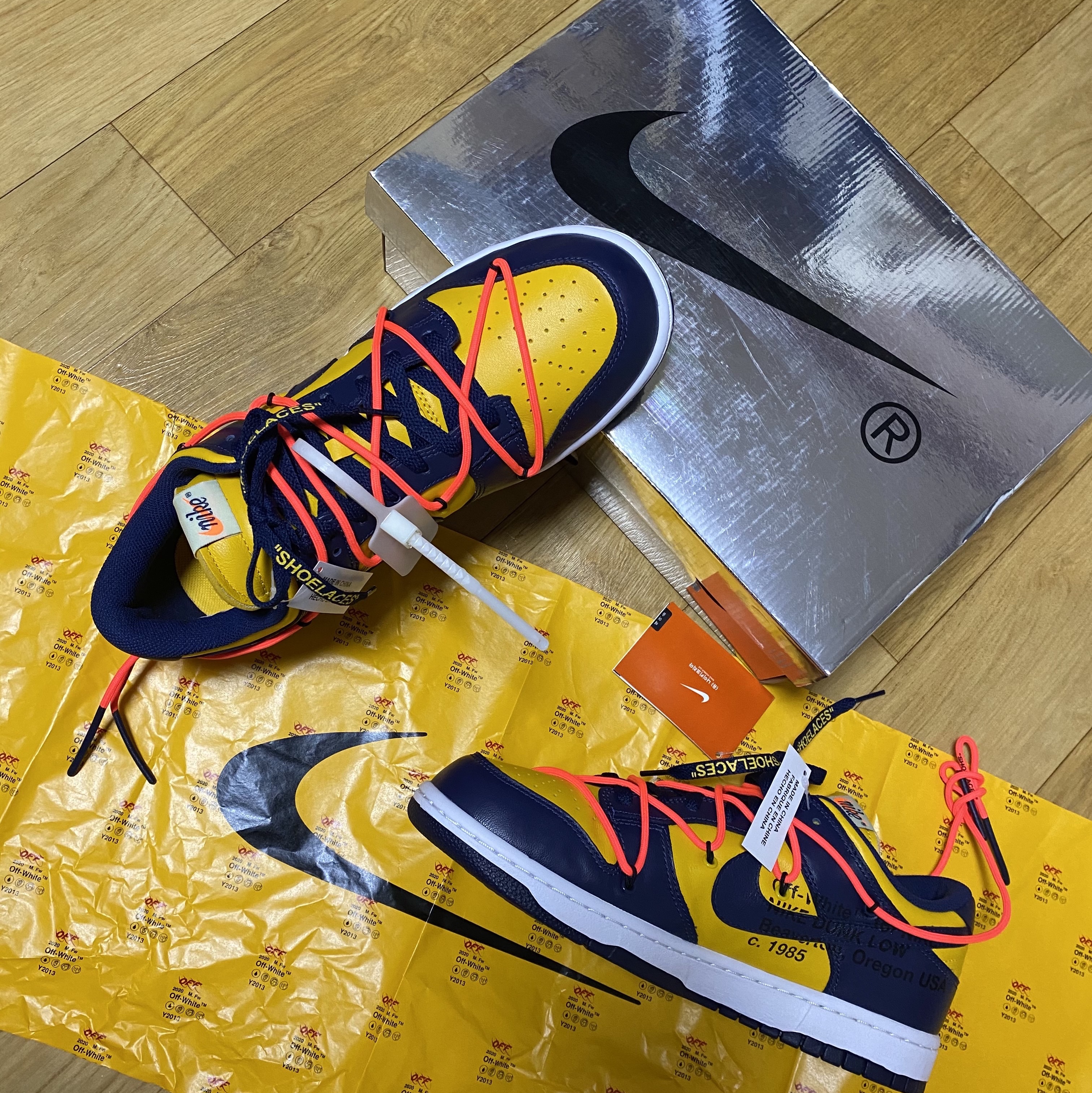 Nike x Off-White Dunk Low University Gold Midnight Navy 착용 스타일 - 2