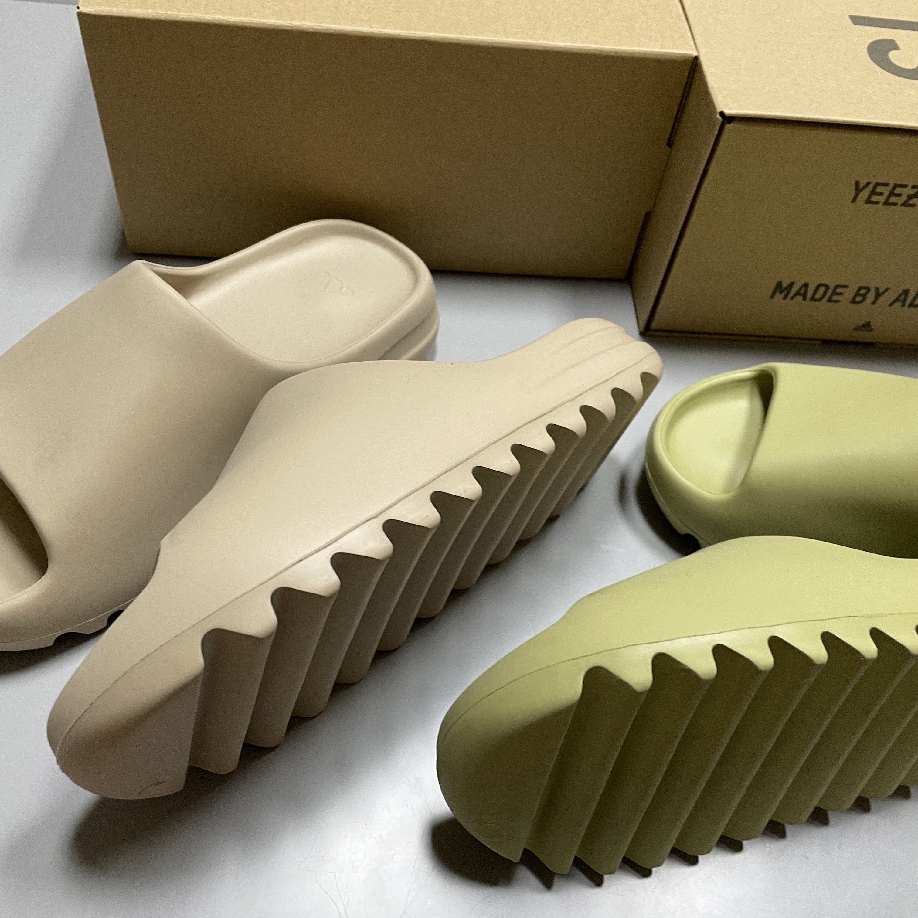 Adidas Yeezy Slide Pure, Adidas Yeezy Slide Resin 2021 착용 스타일 - 1