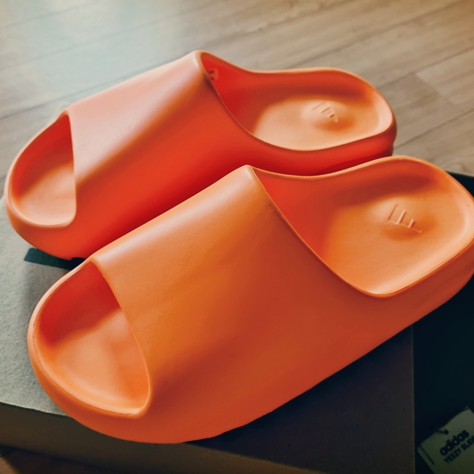 Adidas Yeezy Slide Enflame Orange 착용 스타일