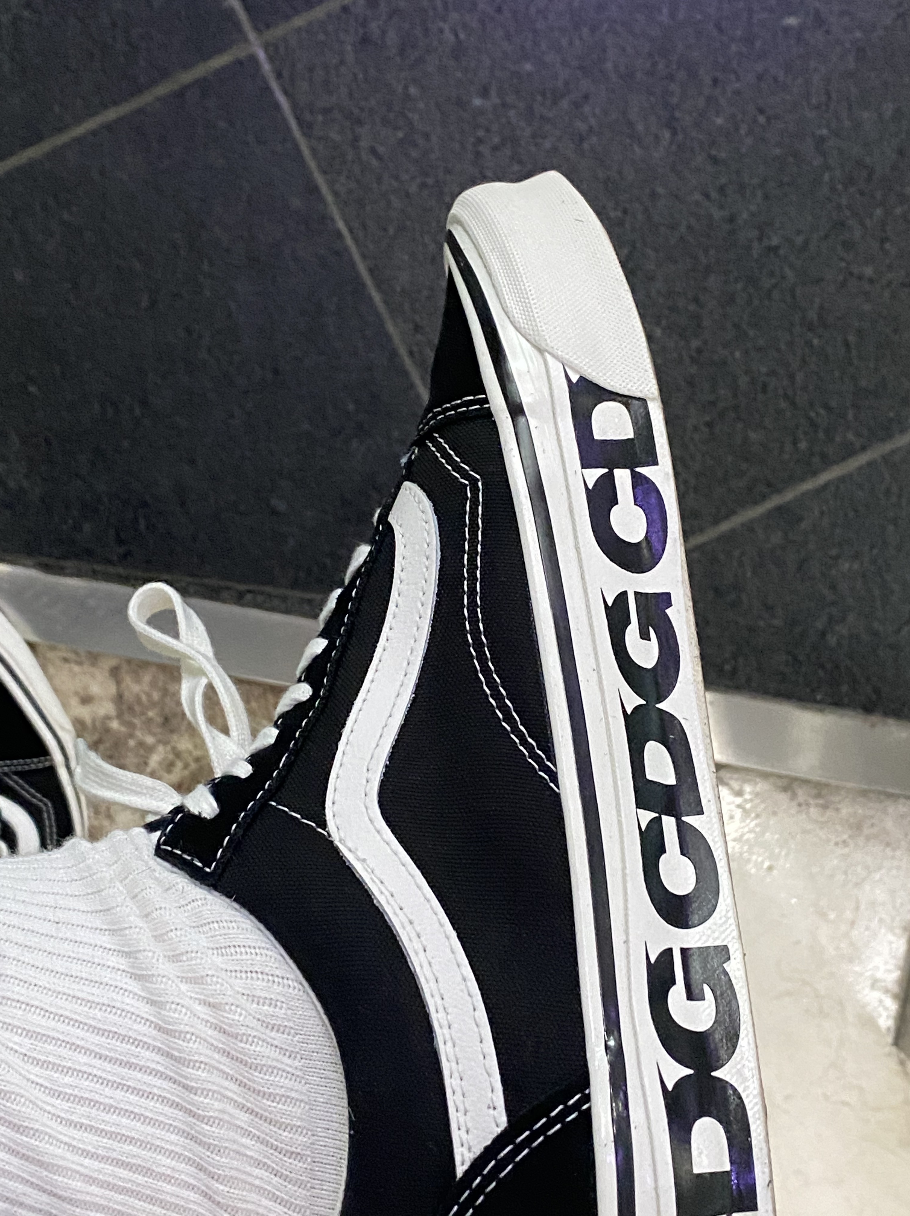 Vans Vault x CDG OG Old Skool LX Side Wall 착용 스타일