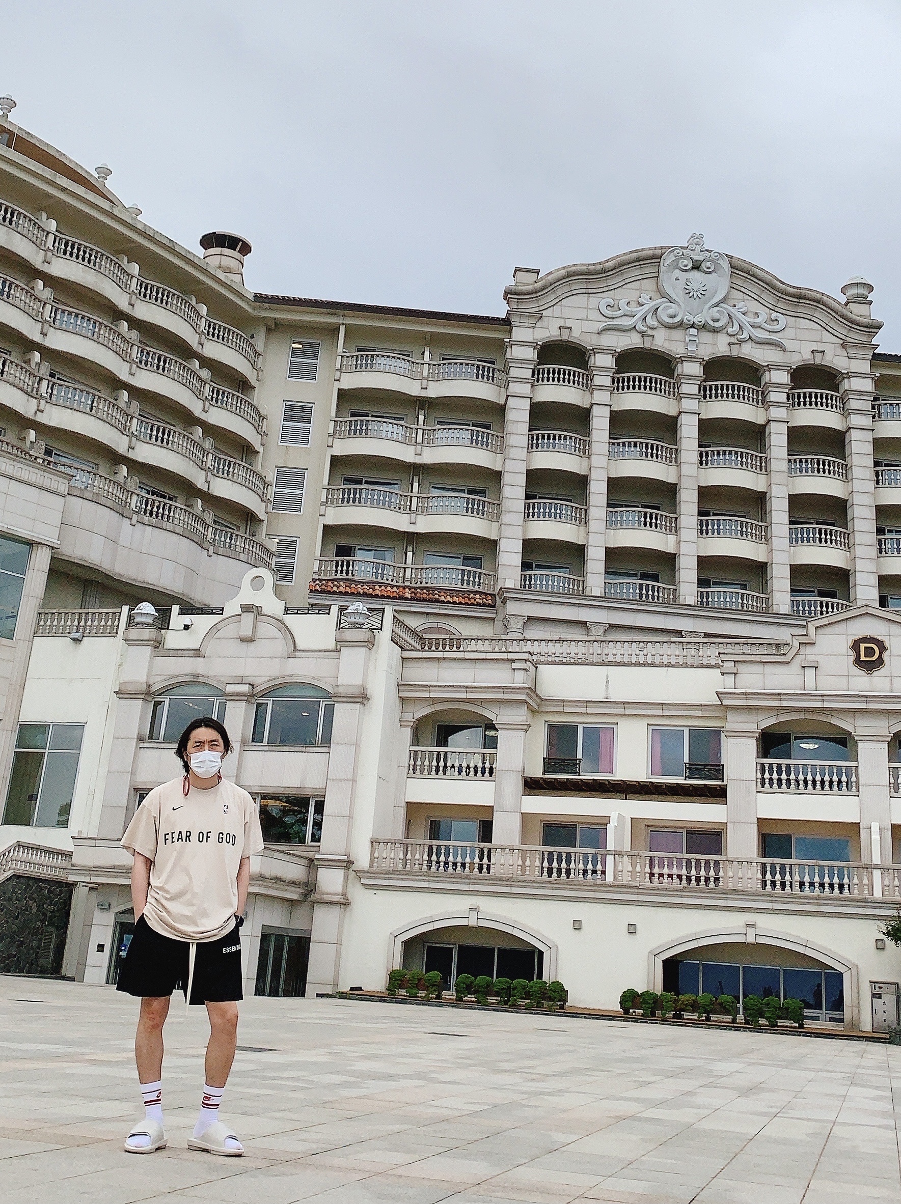 Nike x Fear of God Warm Up T-Shirt Oatmeal 착용 스타일