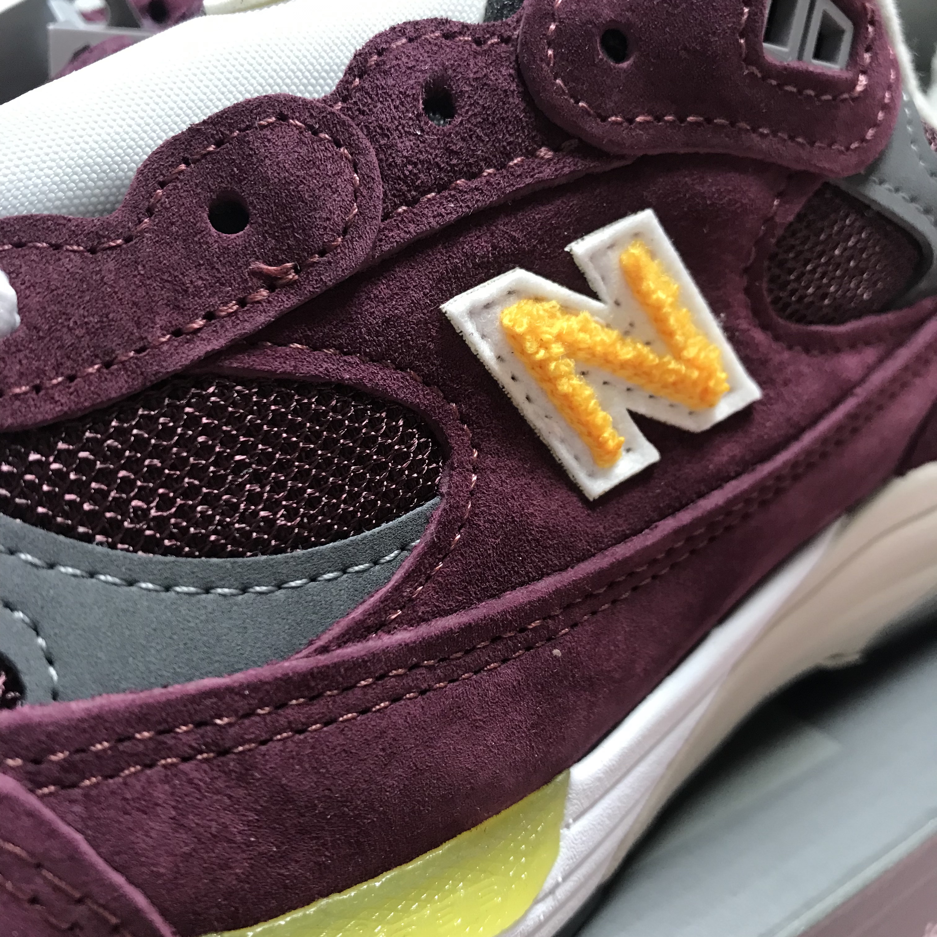 New Balance 992 Made in USA Burgundy Gold 착용 스타일 - 4