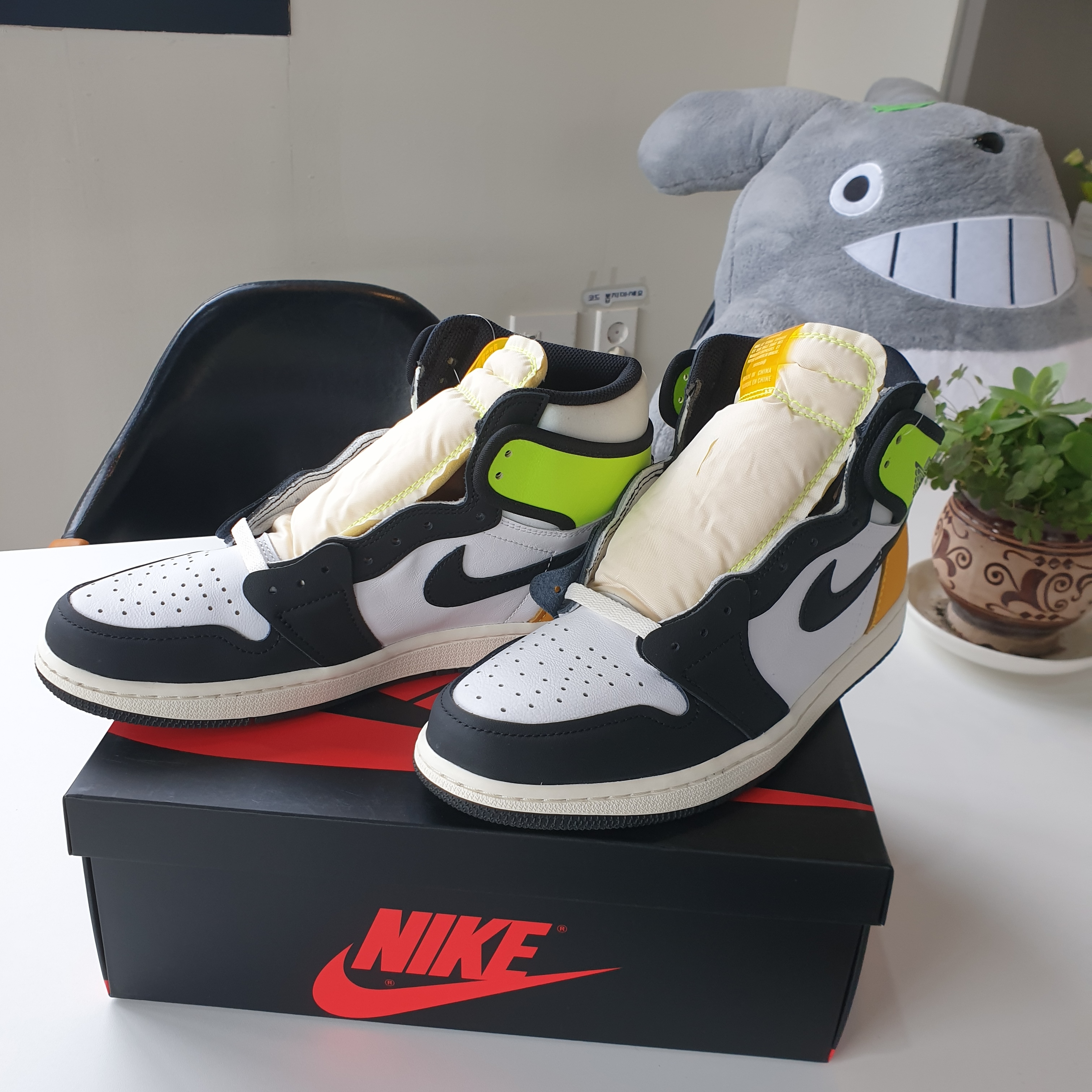 Jordan 1 Retro High OG Volt Gold 착용 스타일 - 3