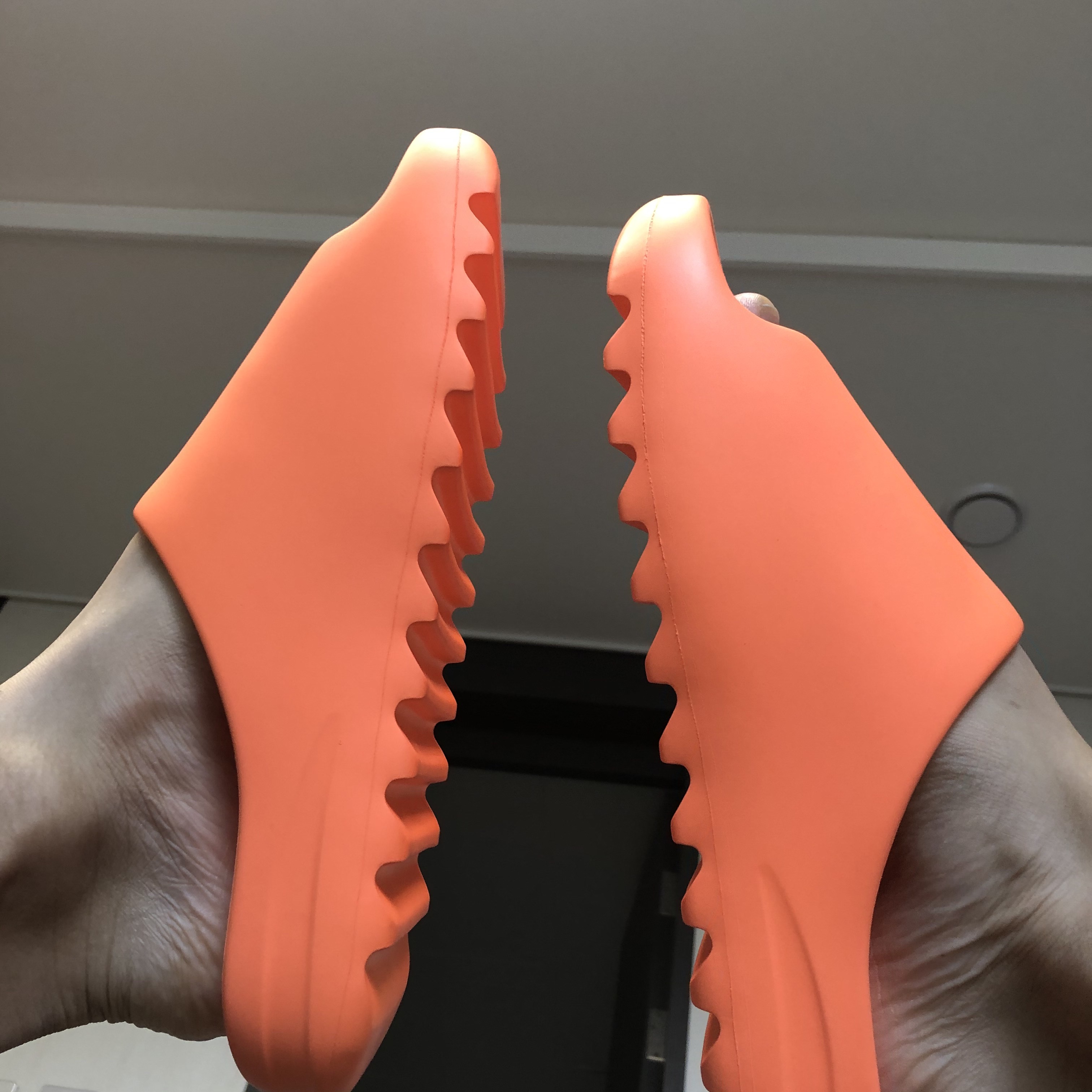Adidas Yeezy Slide Enflame Orange 착용 스타일 - 2