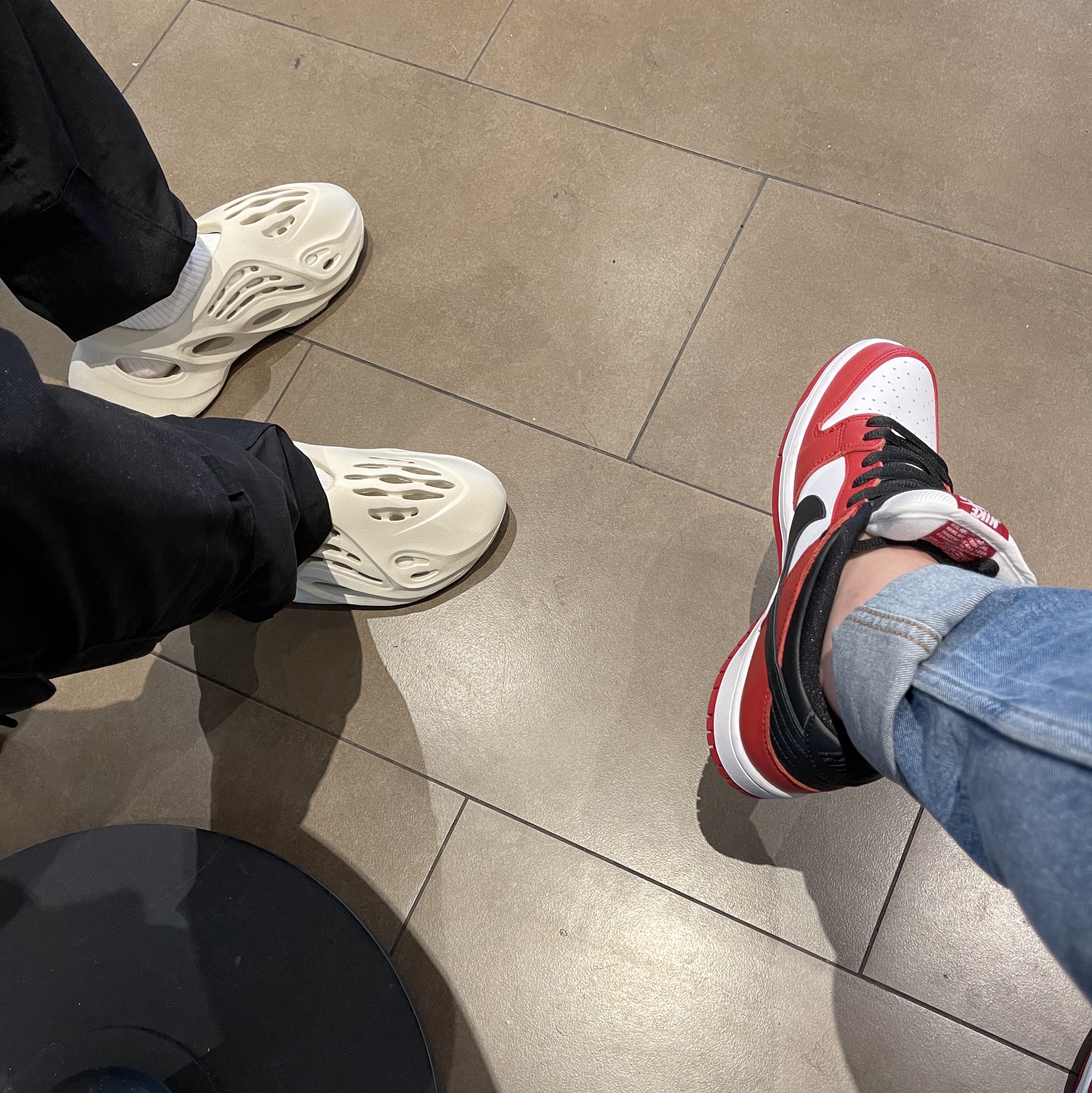 Nike SB Dunk Low Pro Chicago, Adidas Yeezy Foam RNNR Sand 착용 스타일