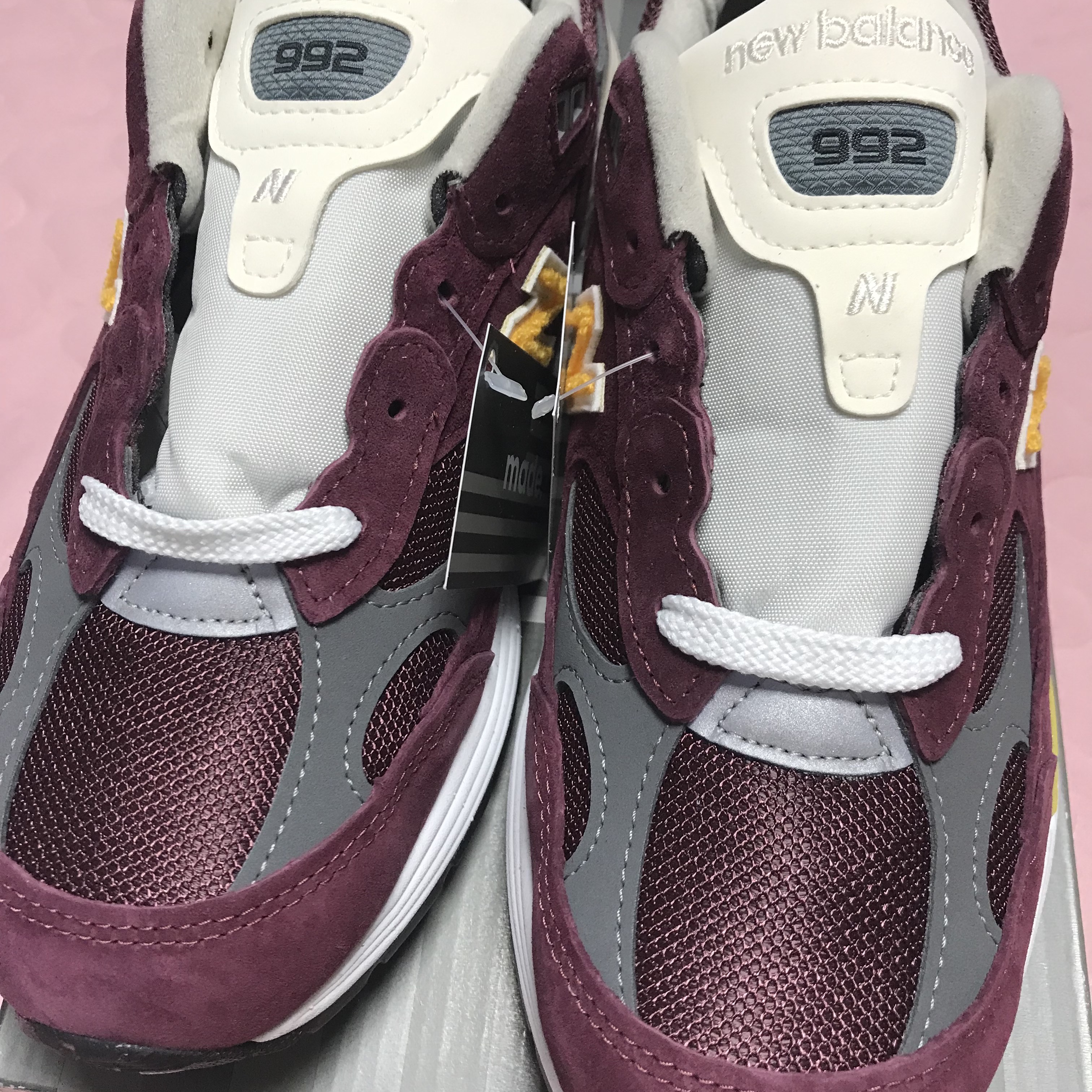 New Balance 992 Made in USA Burgundy Gold 착용 스타일 - 2
