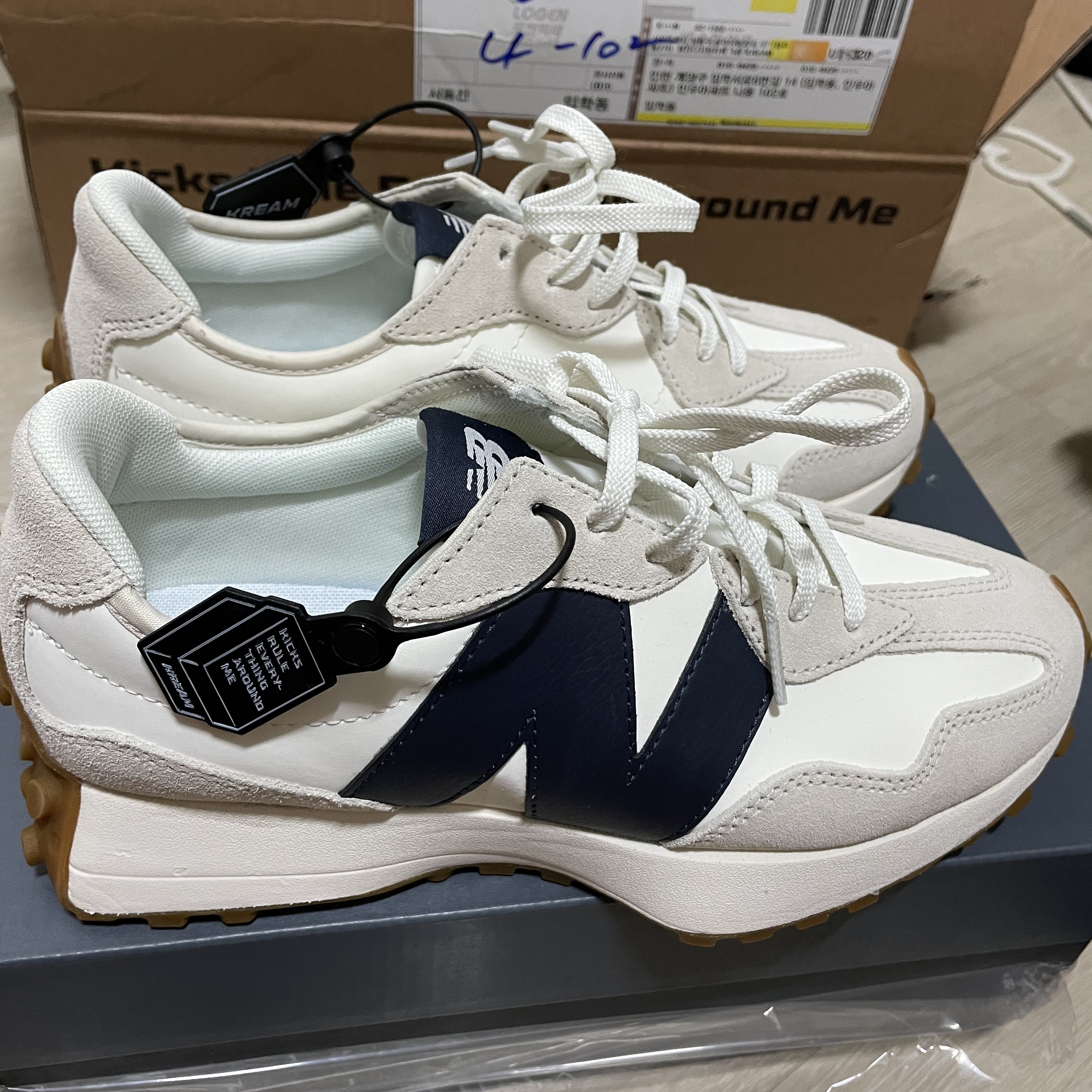 (W) New Balance 327 Beige Gum 착용 스타일