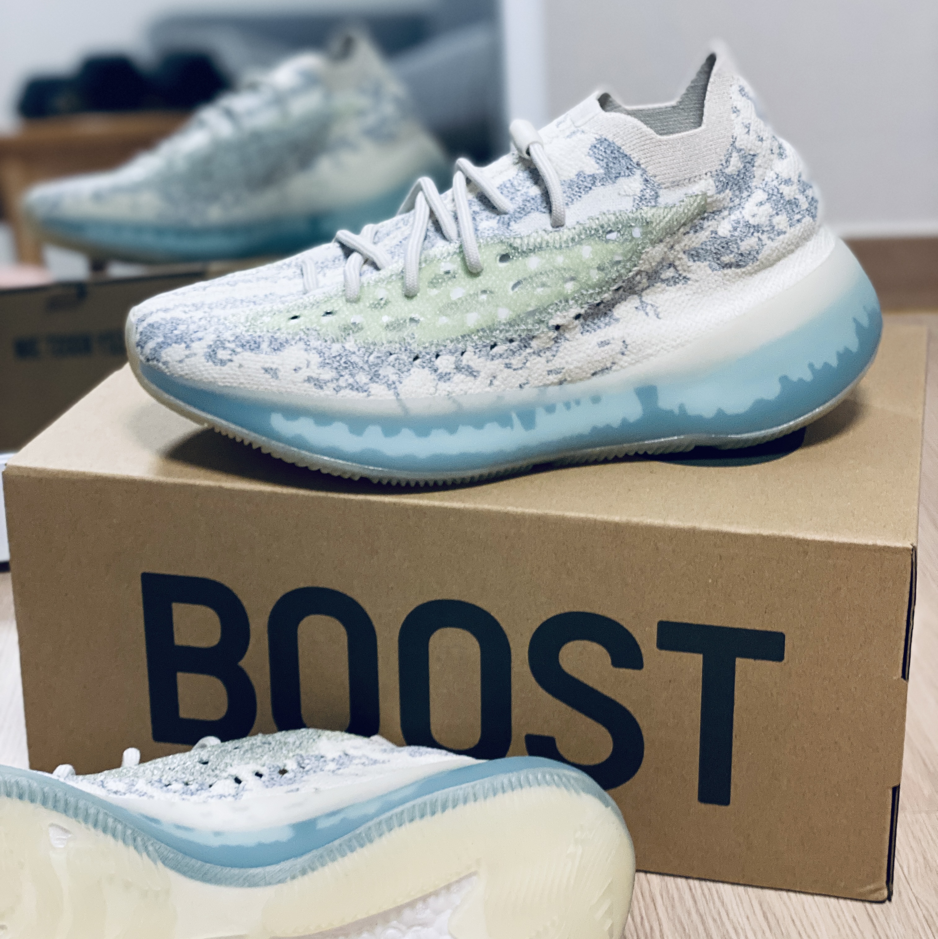 Adidas Yeezy Boost 380 Alien Blue - Reflective 착용 스타일