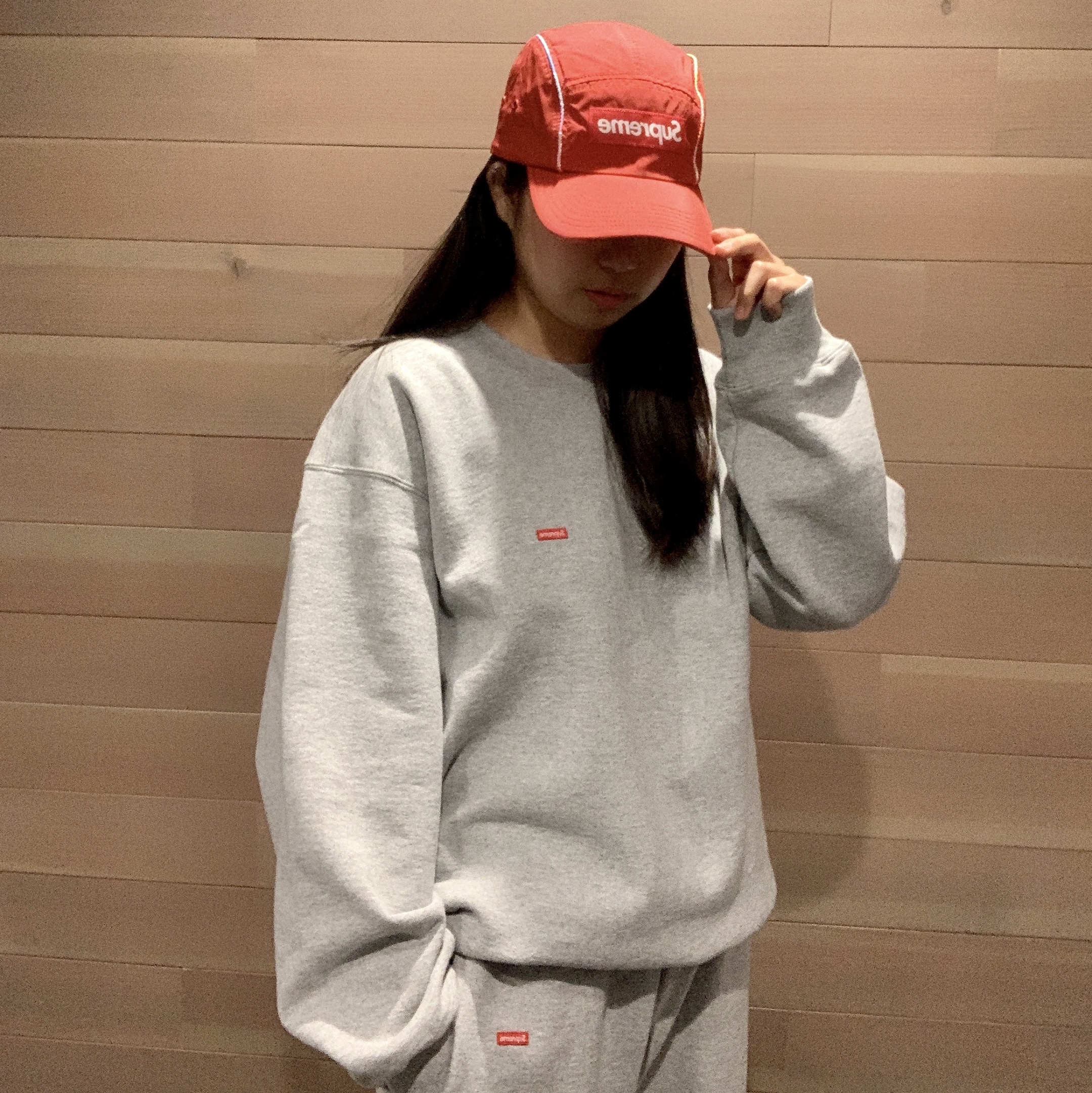 Supreme Small Box Crewneck Heather Grey, Supreme Small Box Sweatshorts Heather Grey - 21SS 착용 스타일 - 1