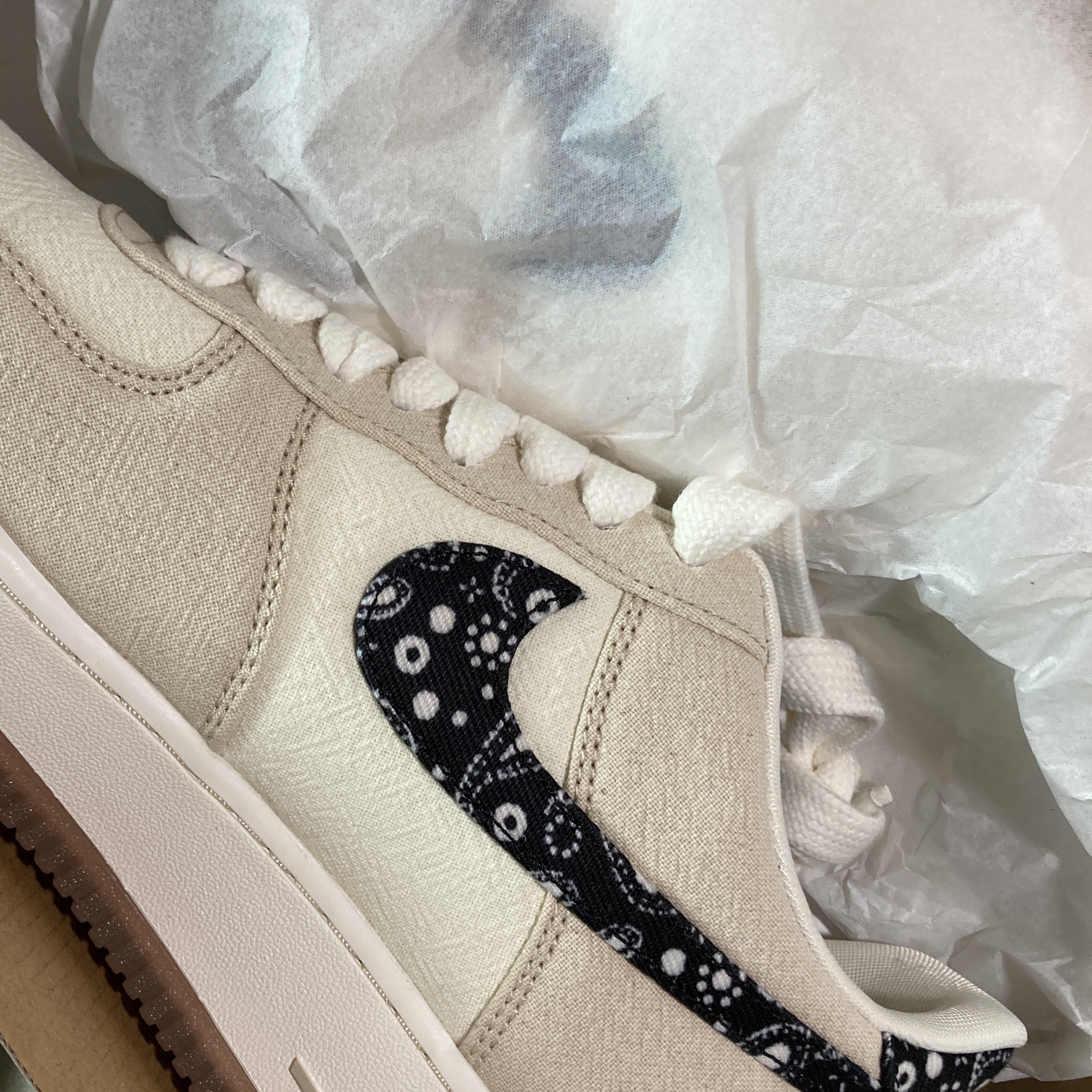 Nike Air Force 1 '07 LV8 Paisley Swoosh 착용 스타일