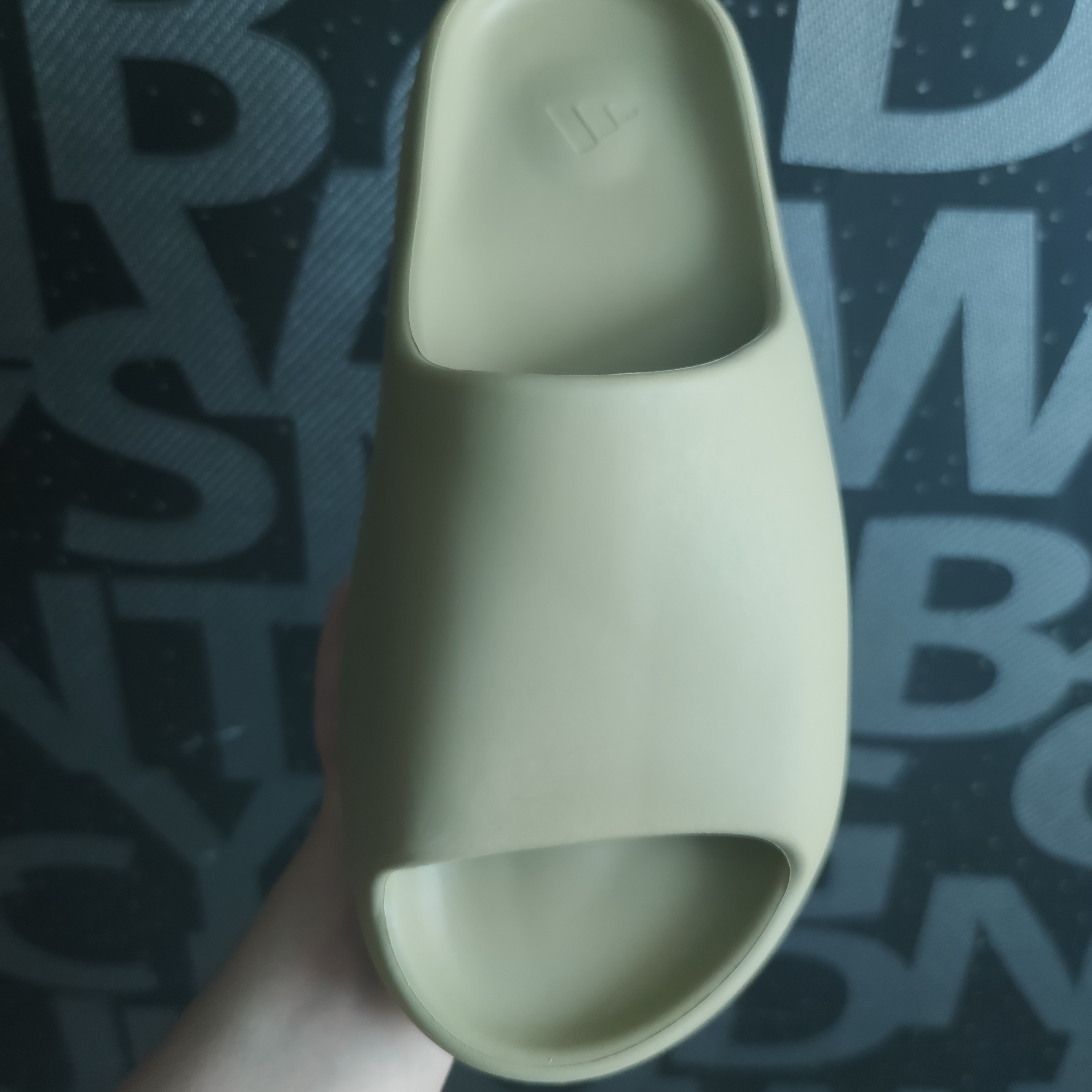 Adidas Yeezy Slide Resin 2021 착용 스타일 - 3