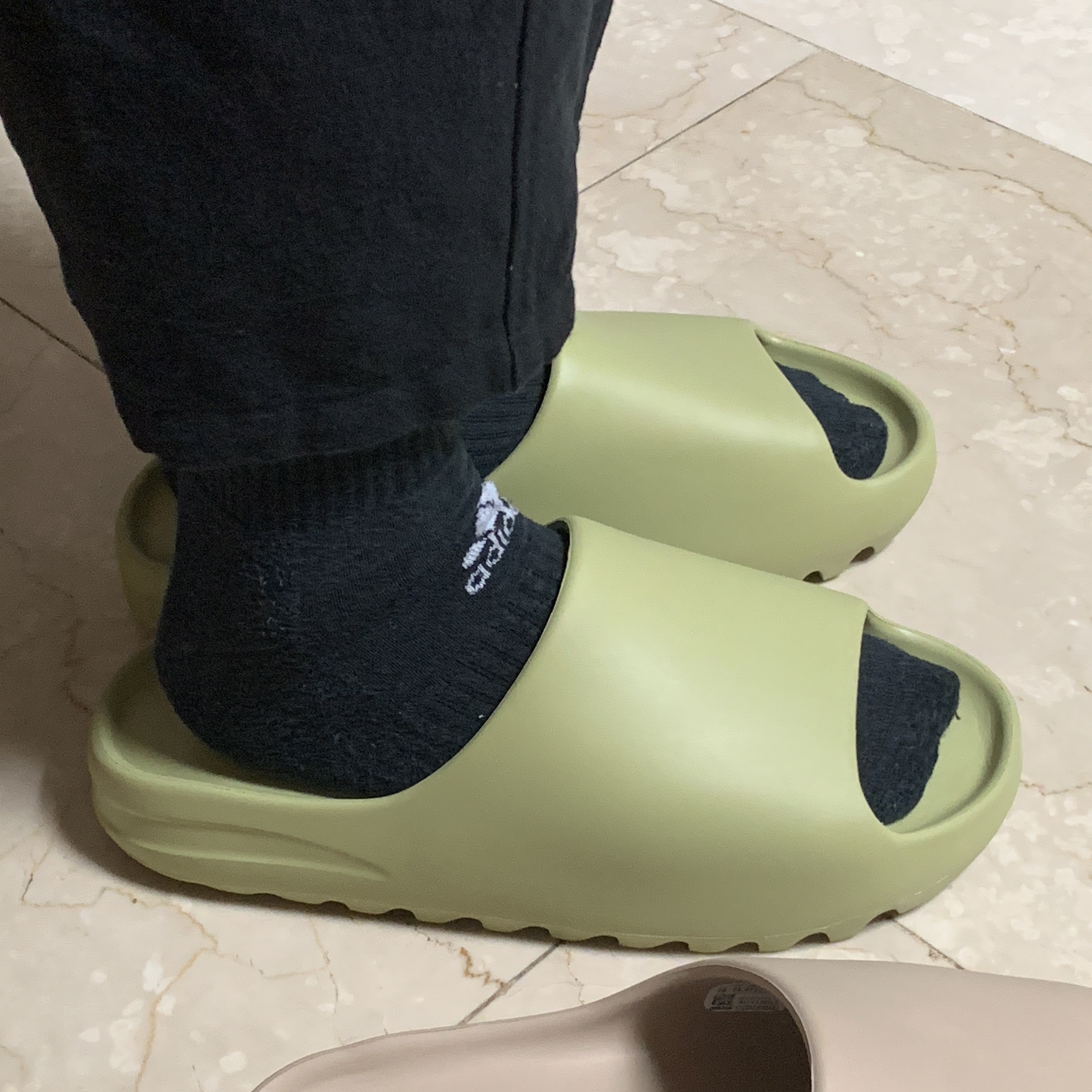 Adidas Yeezy Slide Pure, Adidas Yeezy Slide Resin 2021 착용 스타일 - 5
