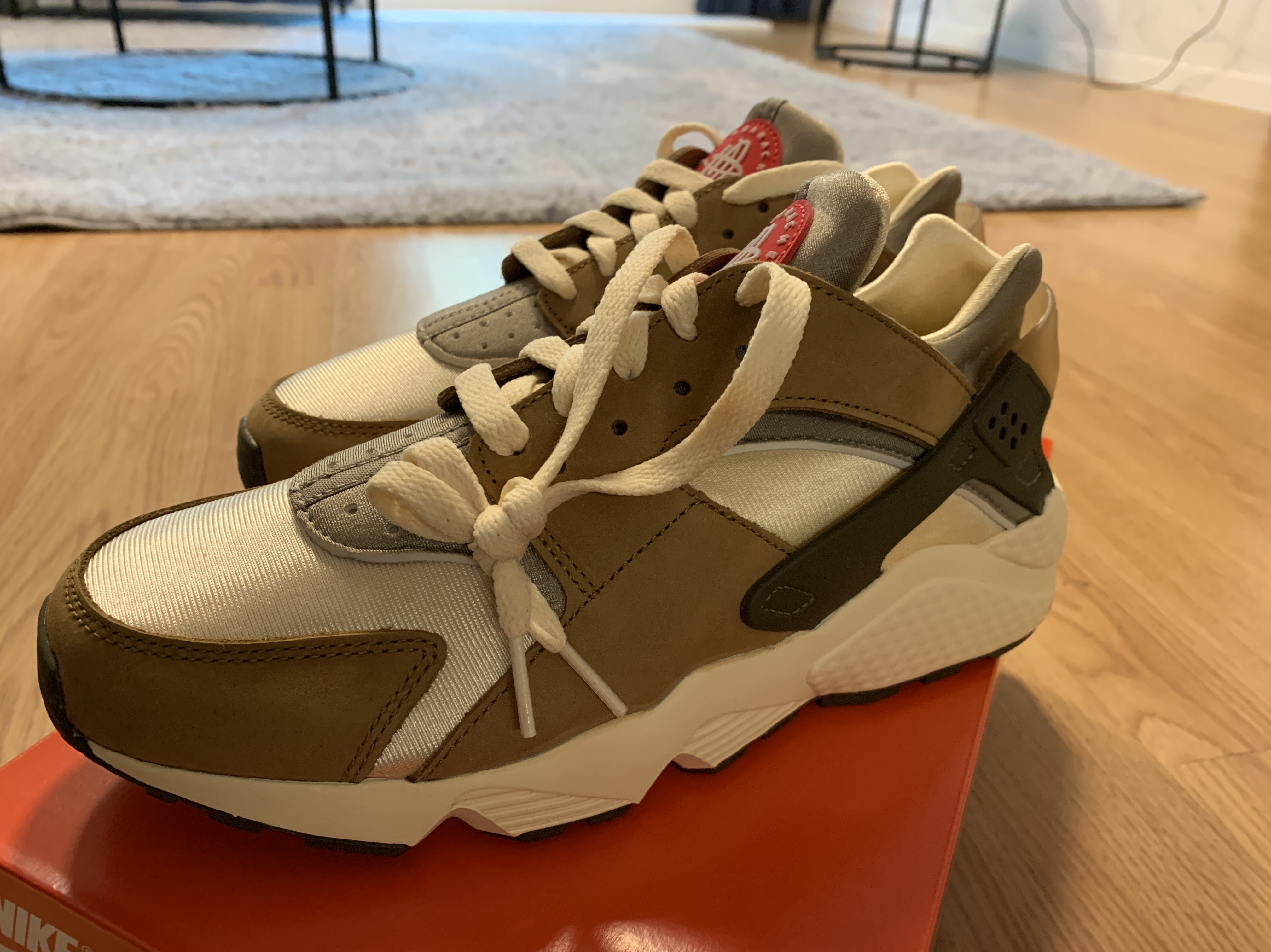 Nike x Stussy Air Huarache LE Desert Oak 착용 스타일 - 2