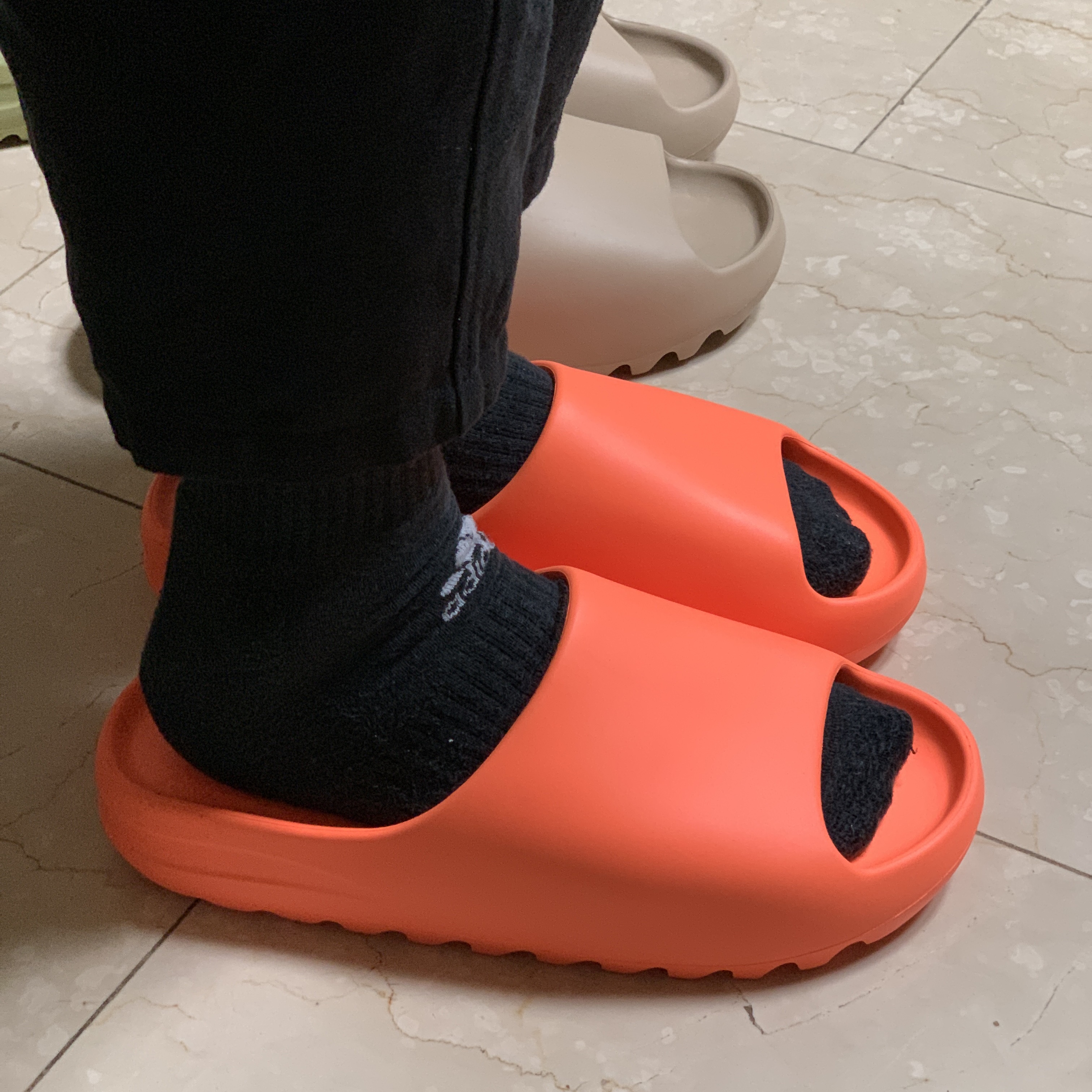 Adidas Yeezy Slide Pure, Adidas Yeezy Slide Resin 2021 착용 스타일 - 3