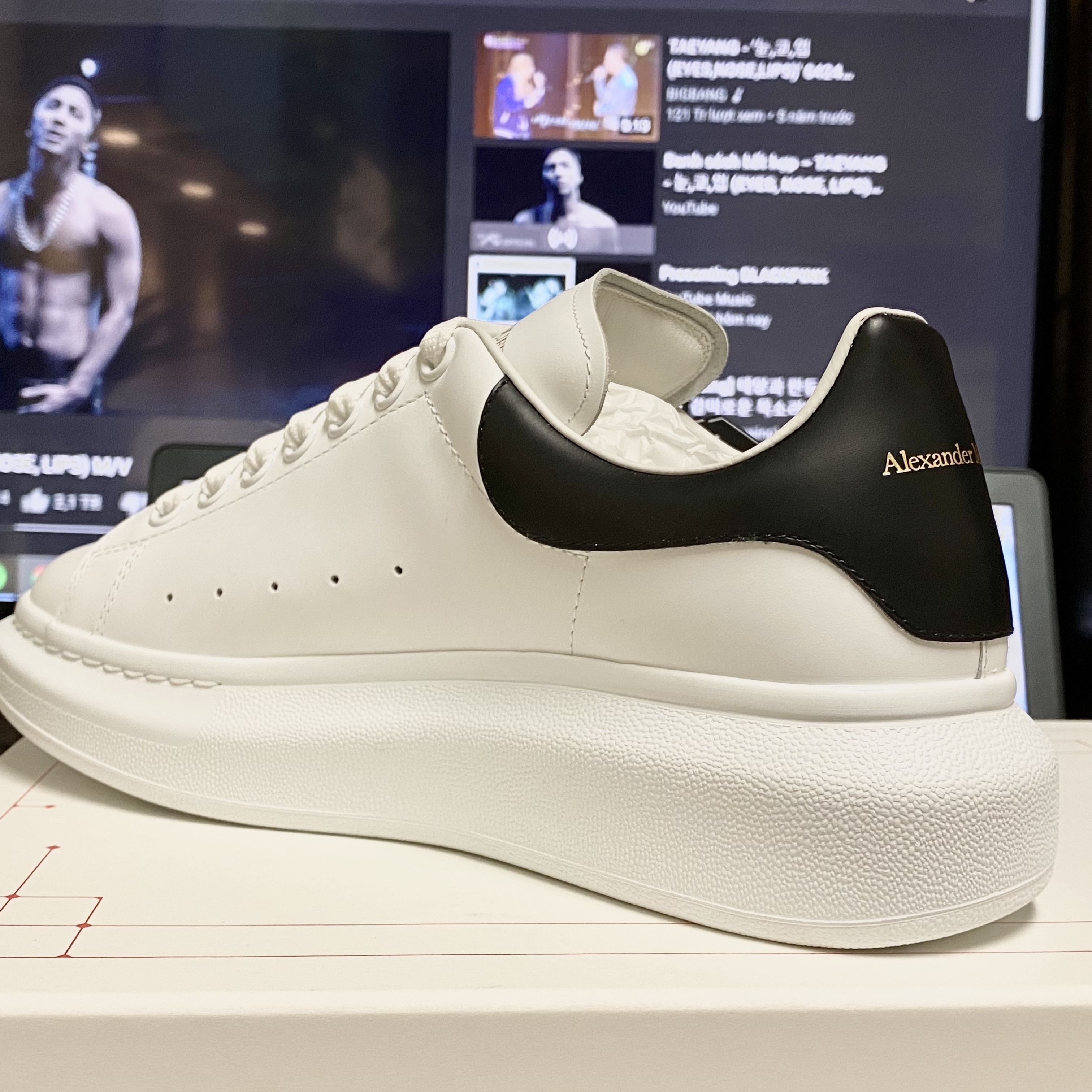 Alexander McQueen Oversized Sneakers White Black 착용 스타일 - 2