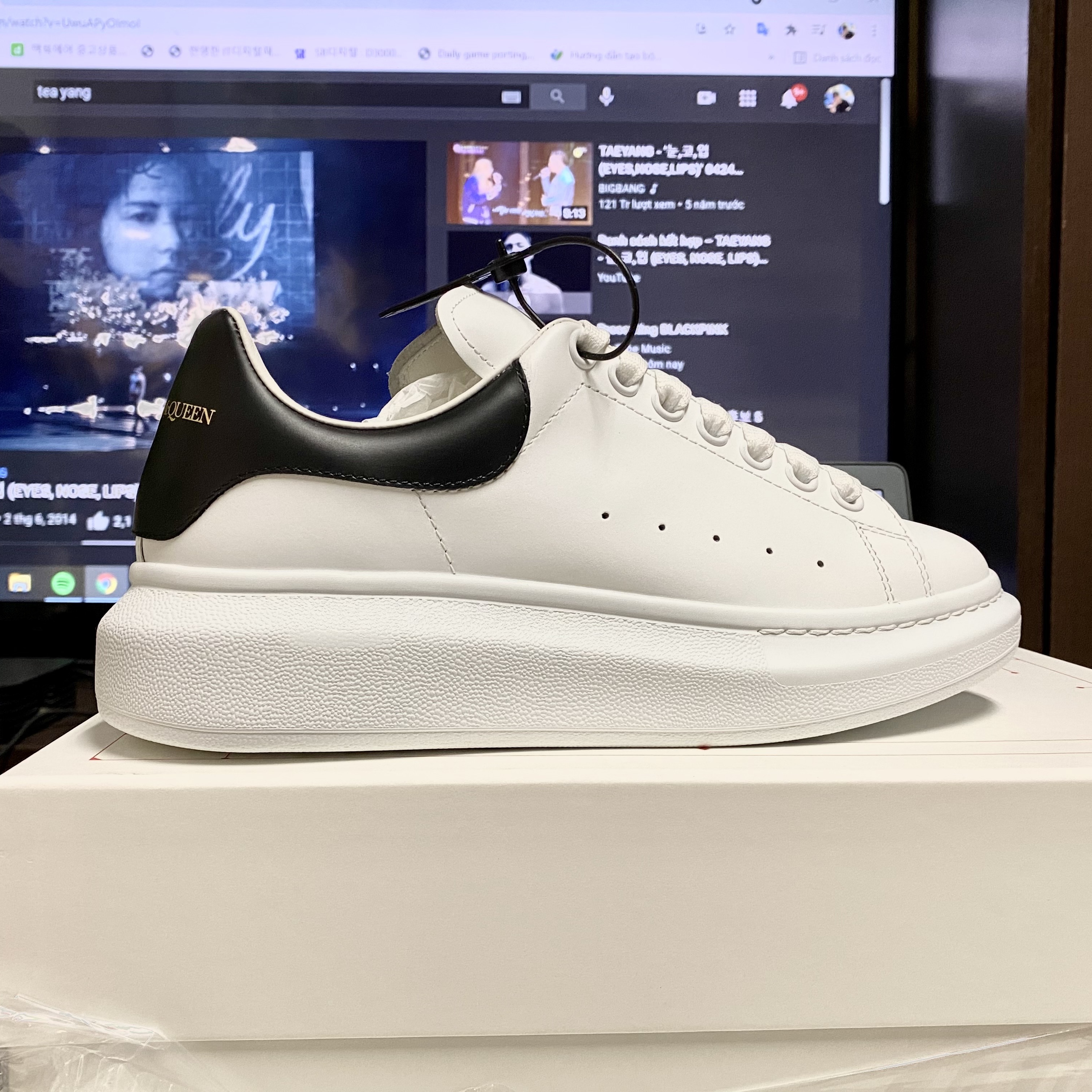 Alexander McQueen Oversized Sneakers White Black 착용 스타일 - 1