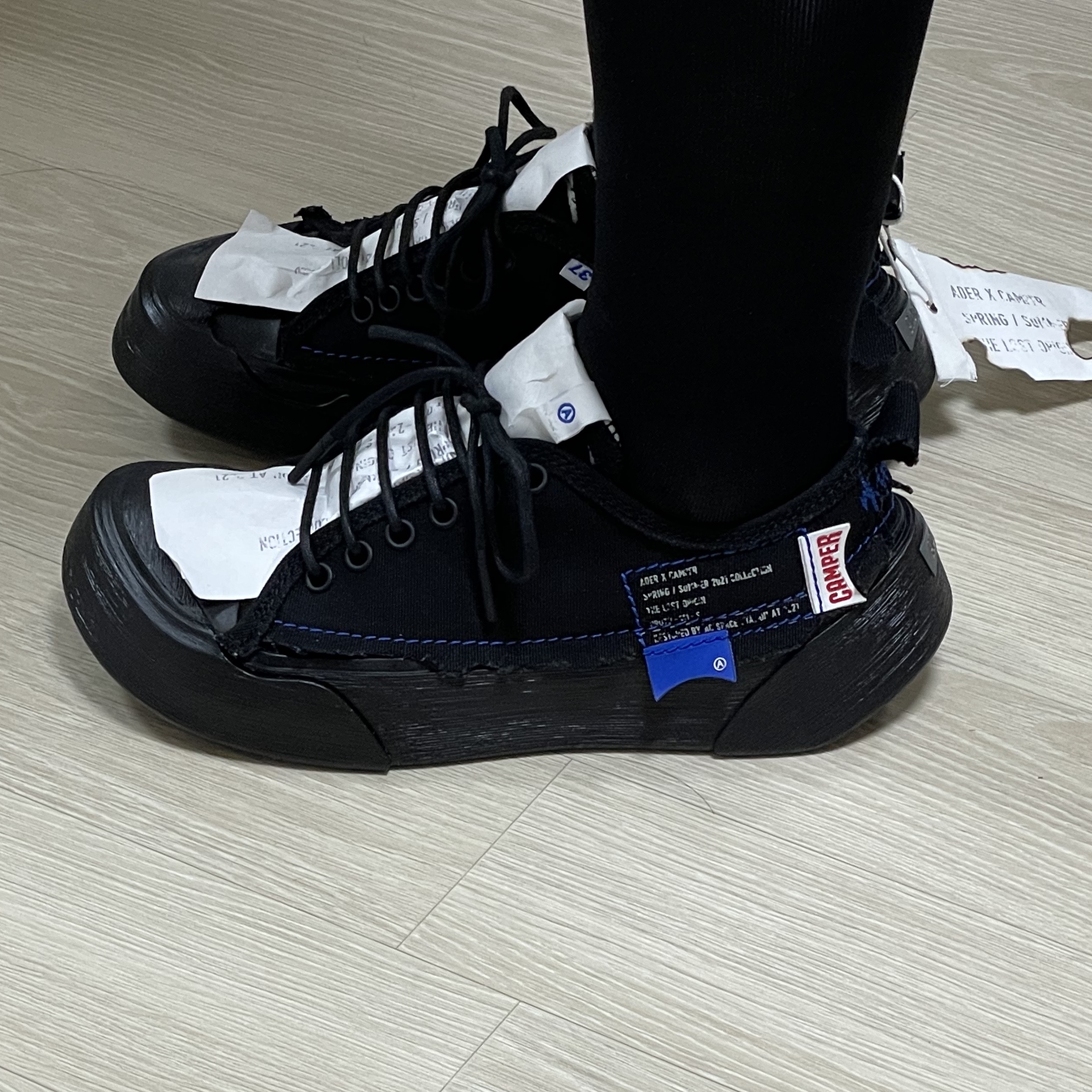 (W) Camper x Ader Error Proto-111-S Cinder Basic Sneakers Black 착용 스타일 - 3