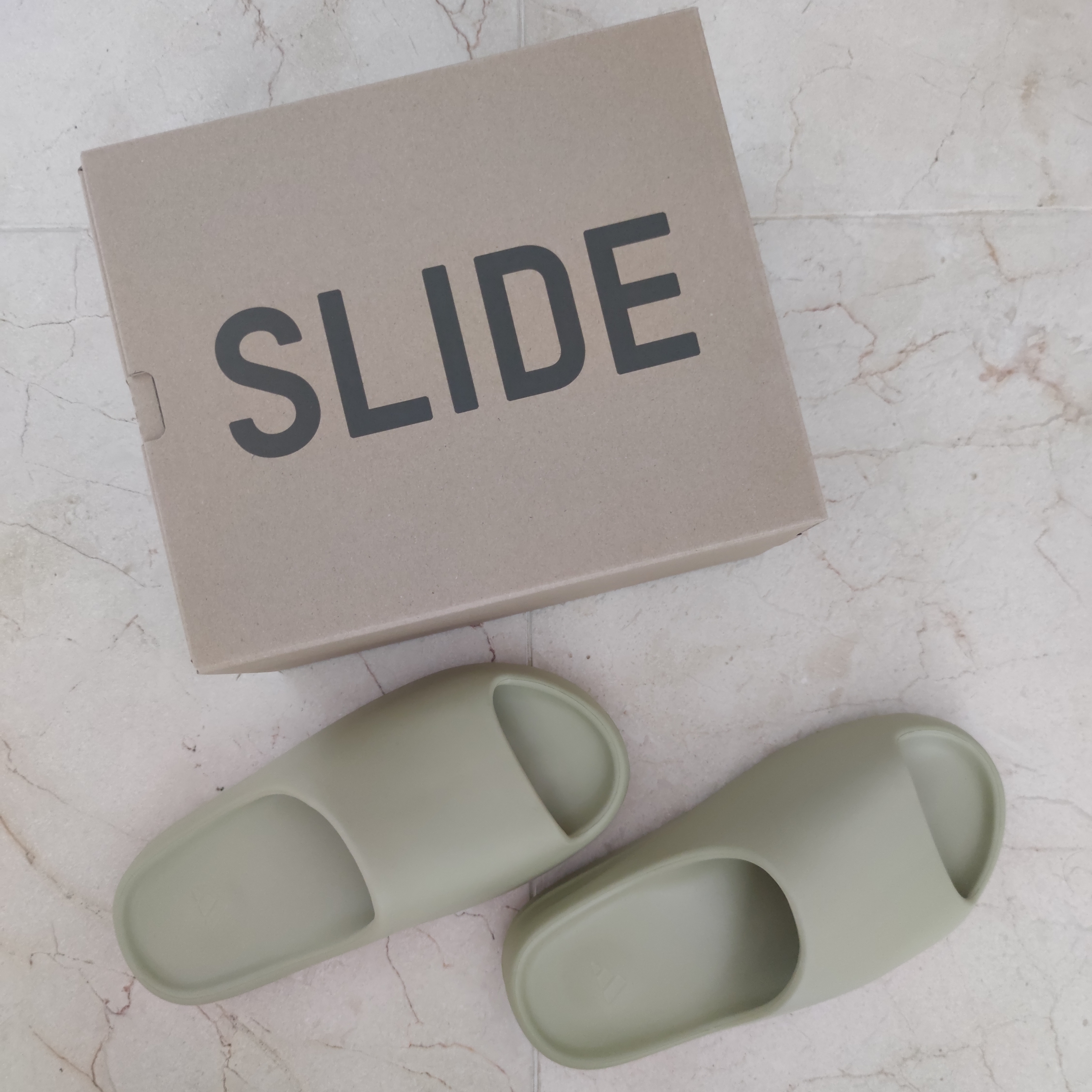 Adidas Yeezy Slide Resin 2021 착용 스타일 - 1