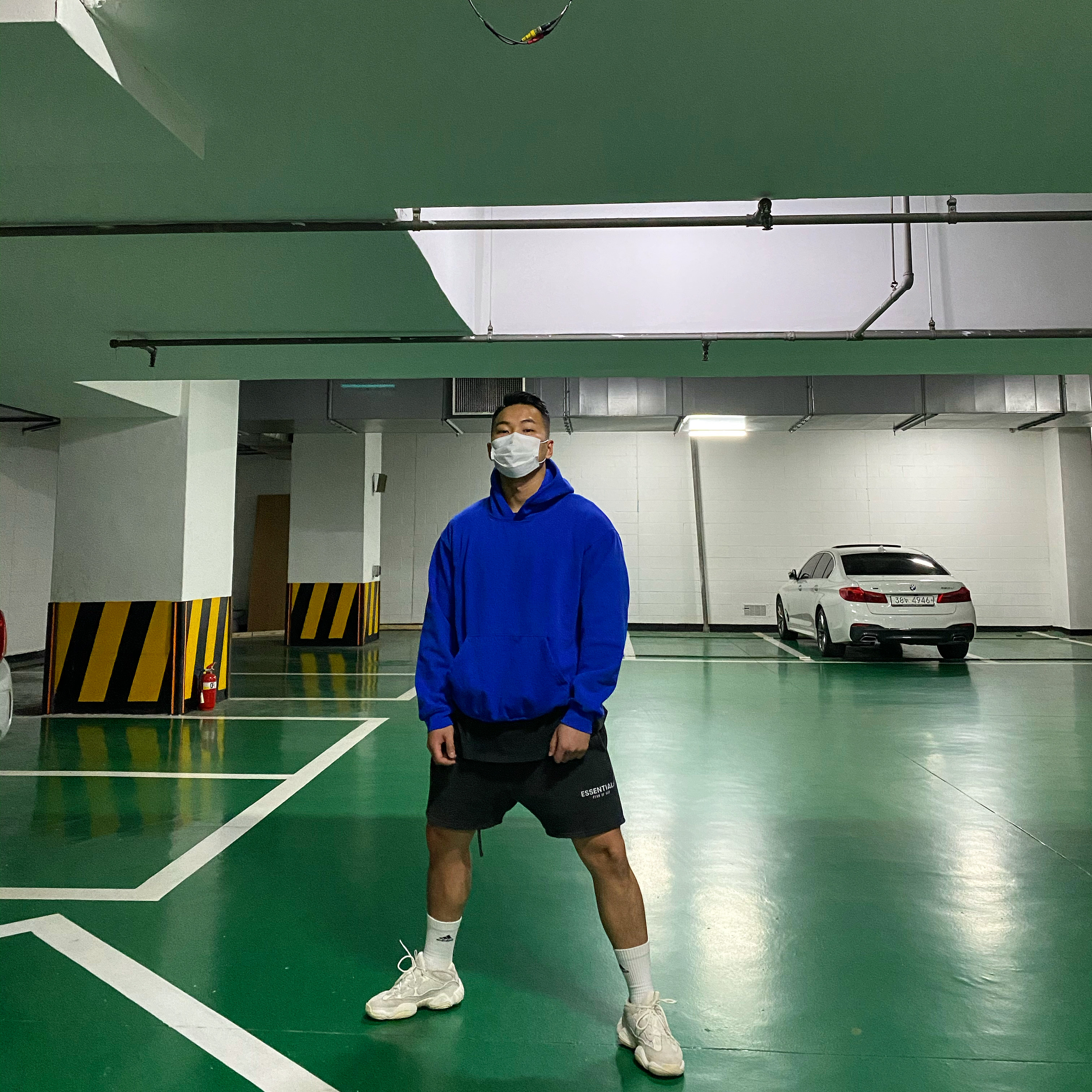 Adidas Yeezy 500 Bone White, Essentials Fleece Shorts Weathered Black - 20FW 착용 스타일