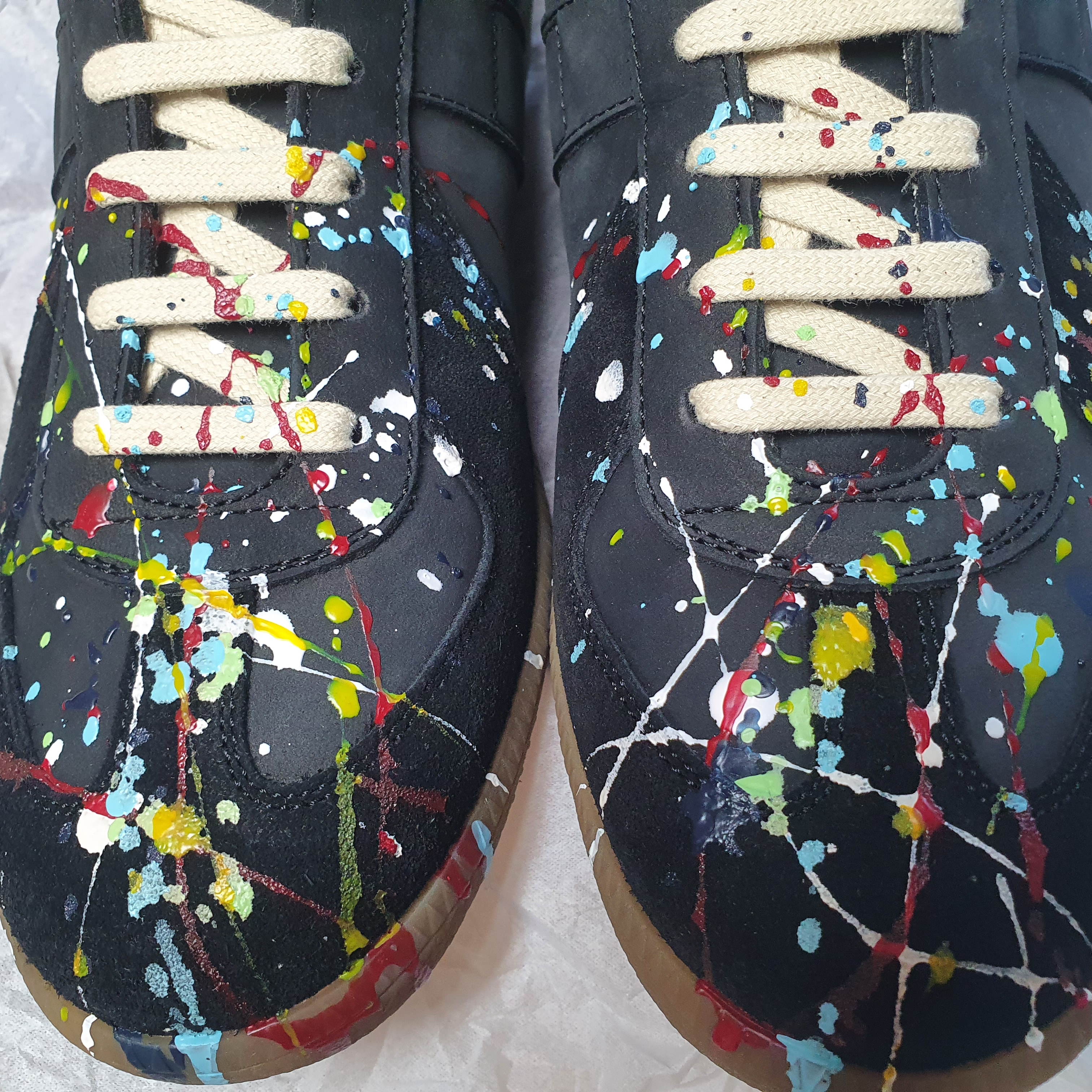 Maison Margiela Replica Paint Drop Sneakers Black 착용 스타일 - 2