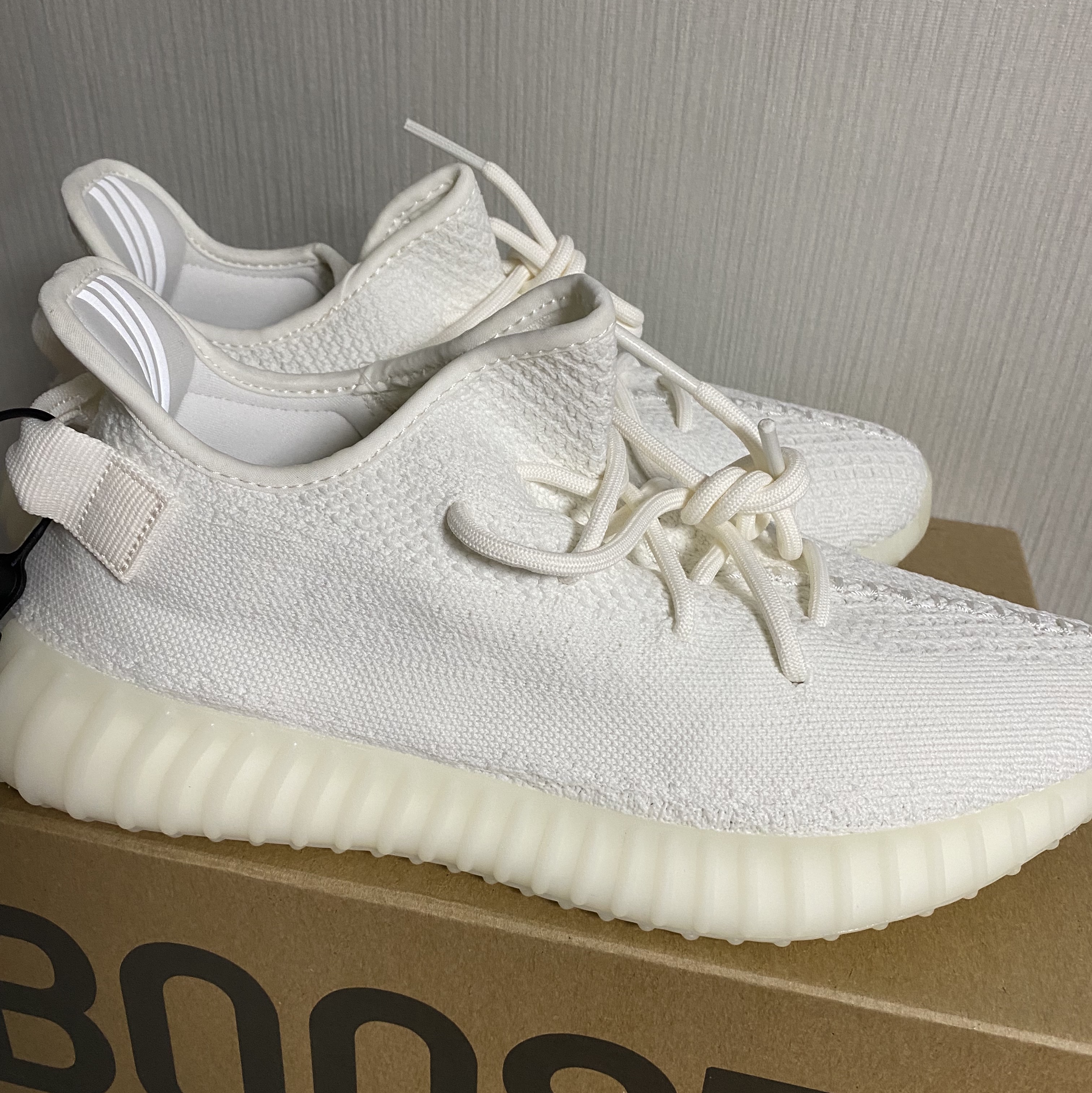 Adidas Yeezy Boost 350 V2 Cream/Triple White 착용 스타일 - 1