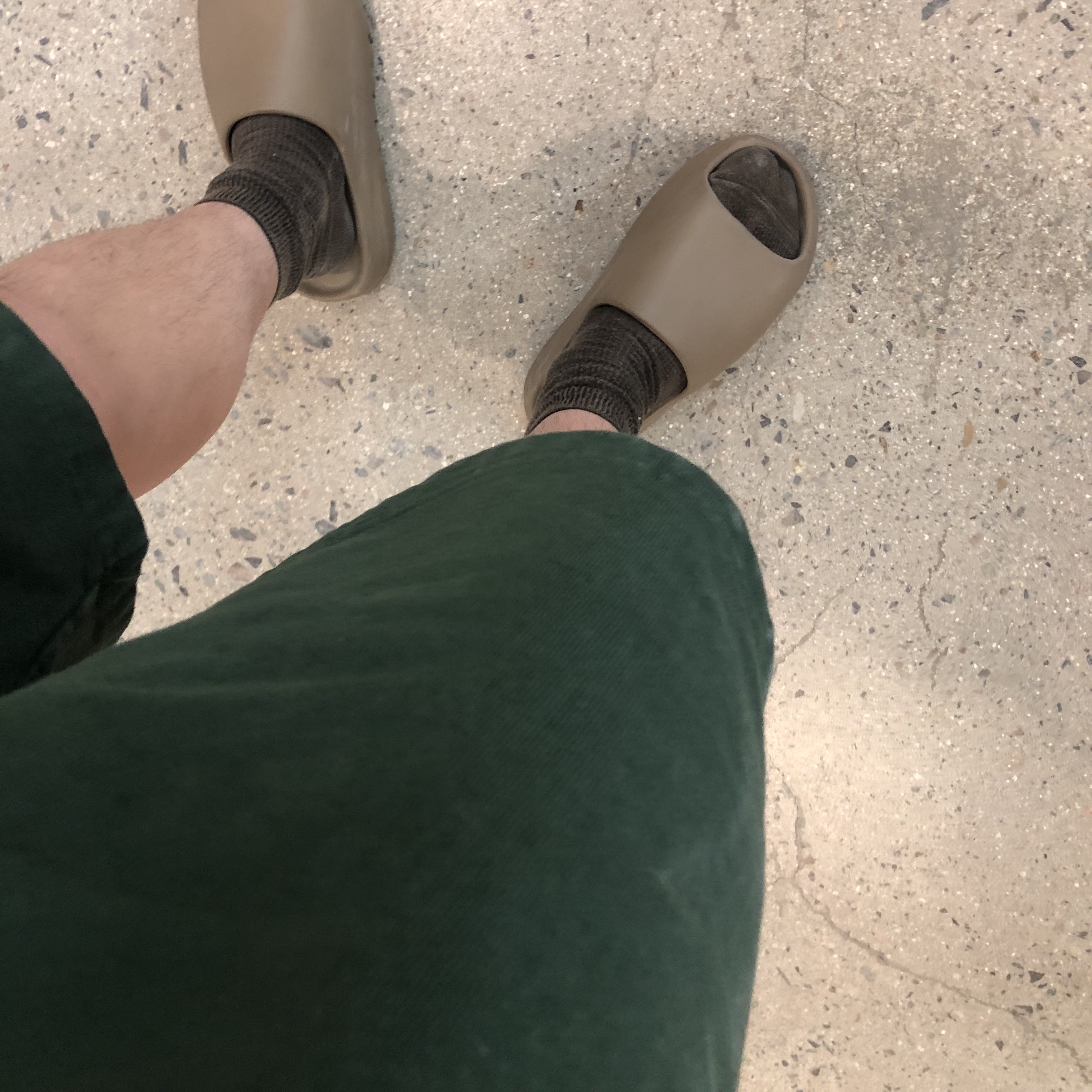 Adidas Yeezy Slide Core 착용 스타일 - 2