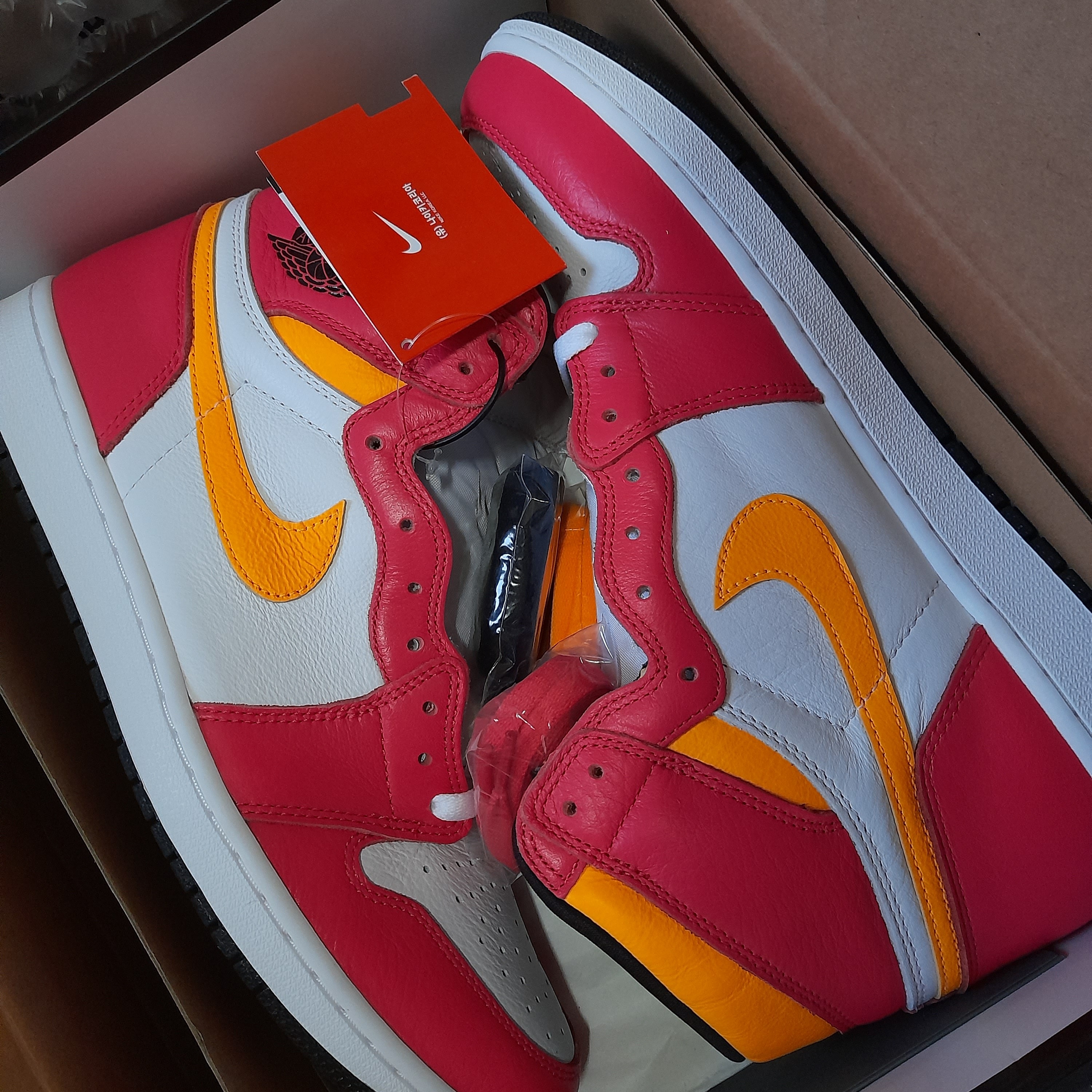 Jordan 1 Retro High OG Light Fusion Red 착용 스타일 - 1
