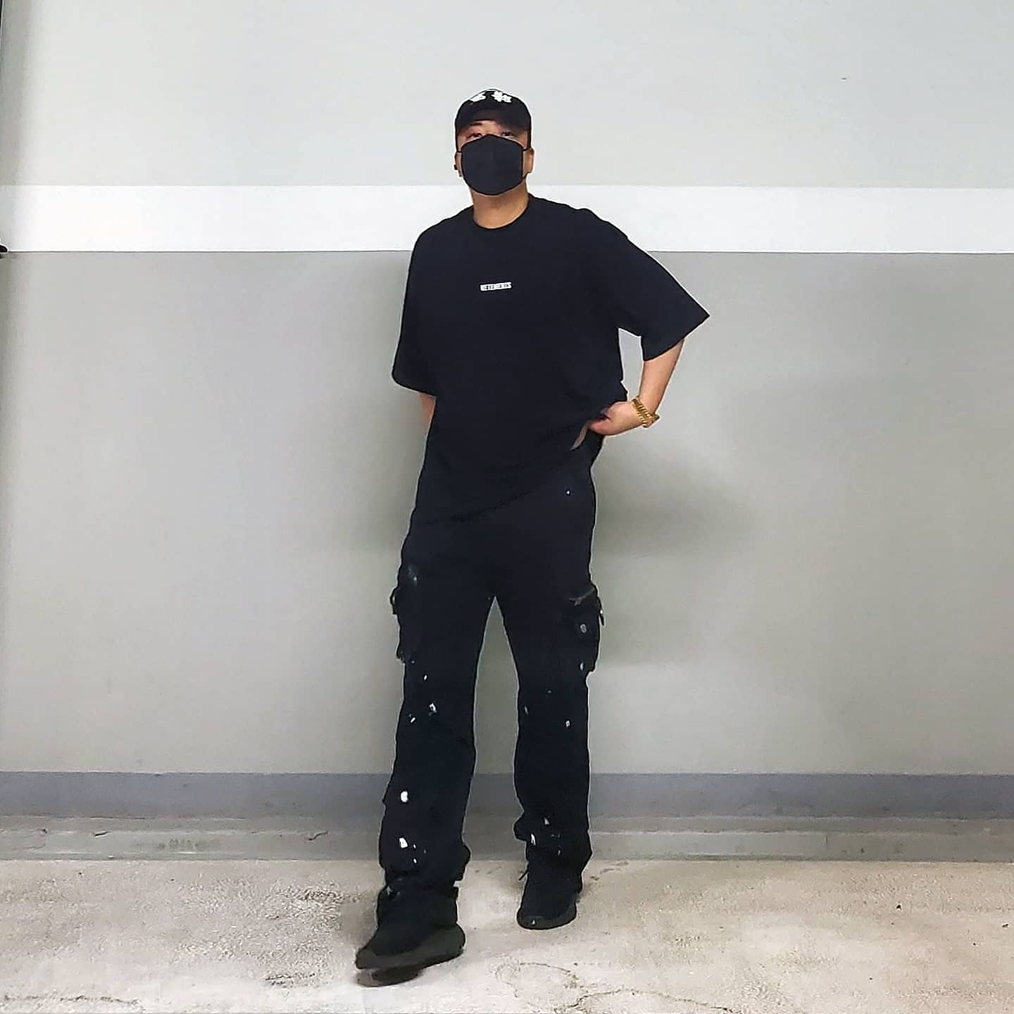 Adidas Yeezy Boost 350 V2 Black Red 2020 착용 스타일 - 1