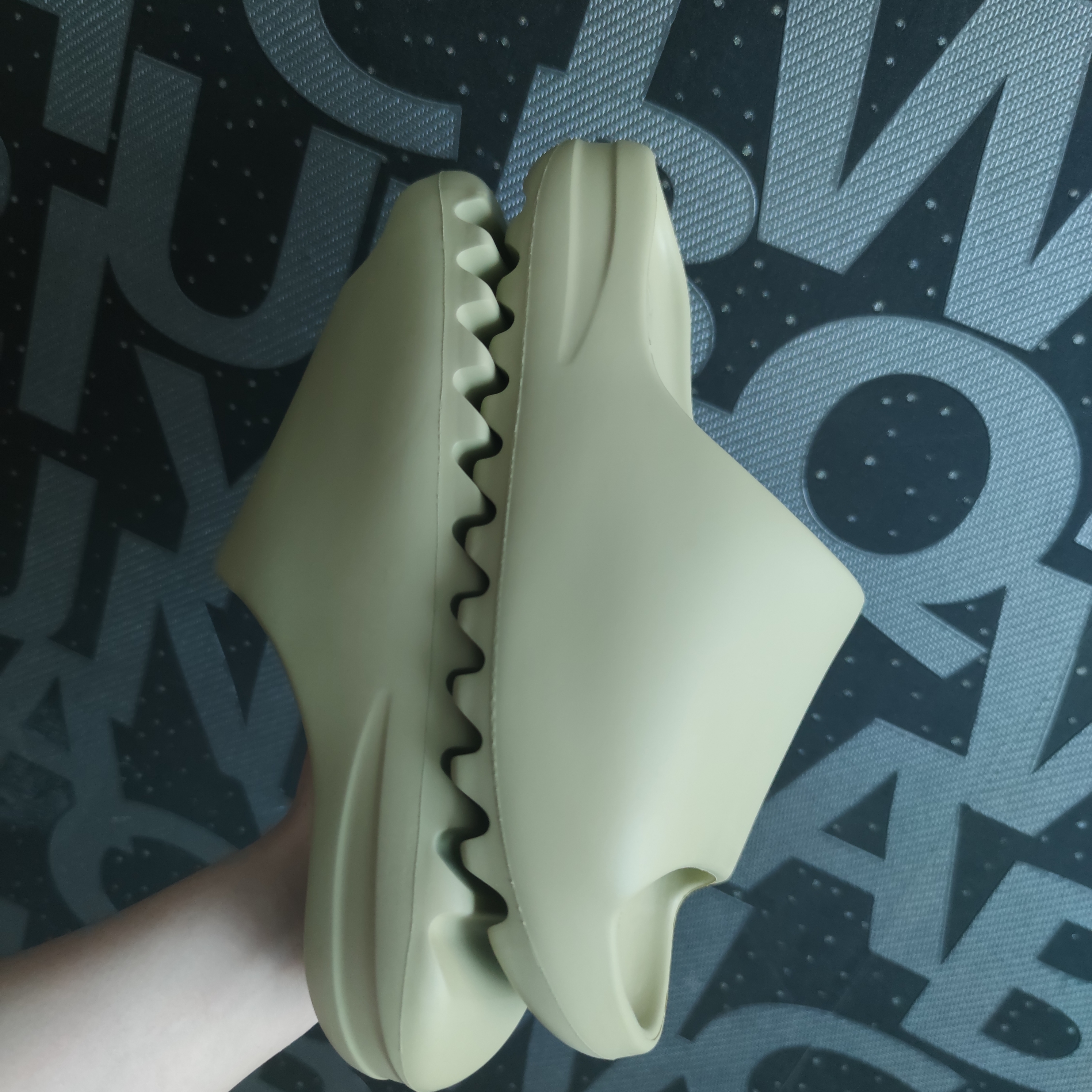 Adidas Yeezy Slide Resin 2021 착용 스타일 - 5