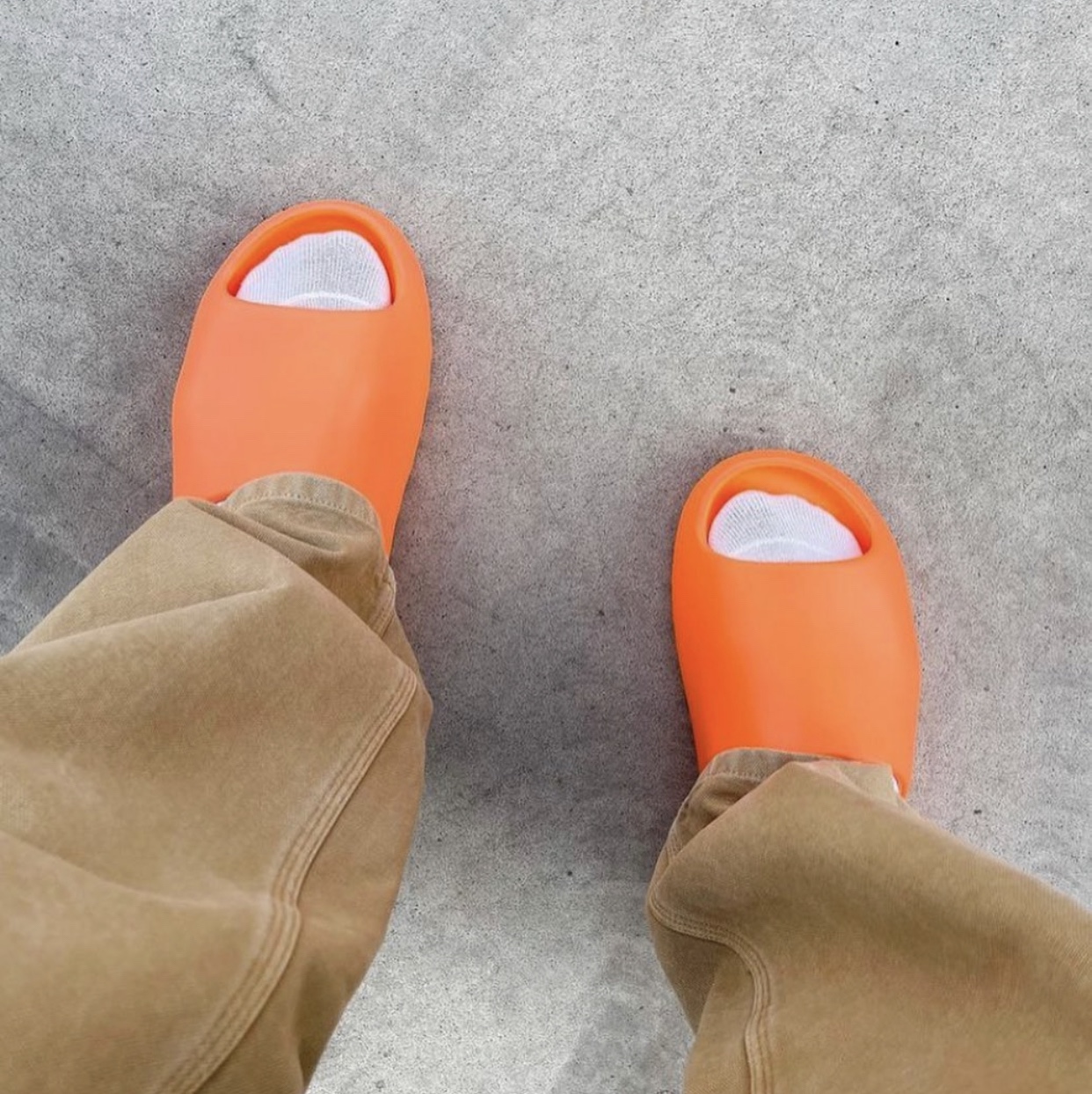 Adidas Yeezy Slide Enflame Orange, Adidas Yeezy Slide Resin 2021 착용 스타일 - 1