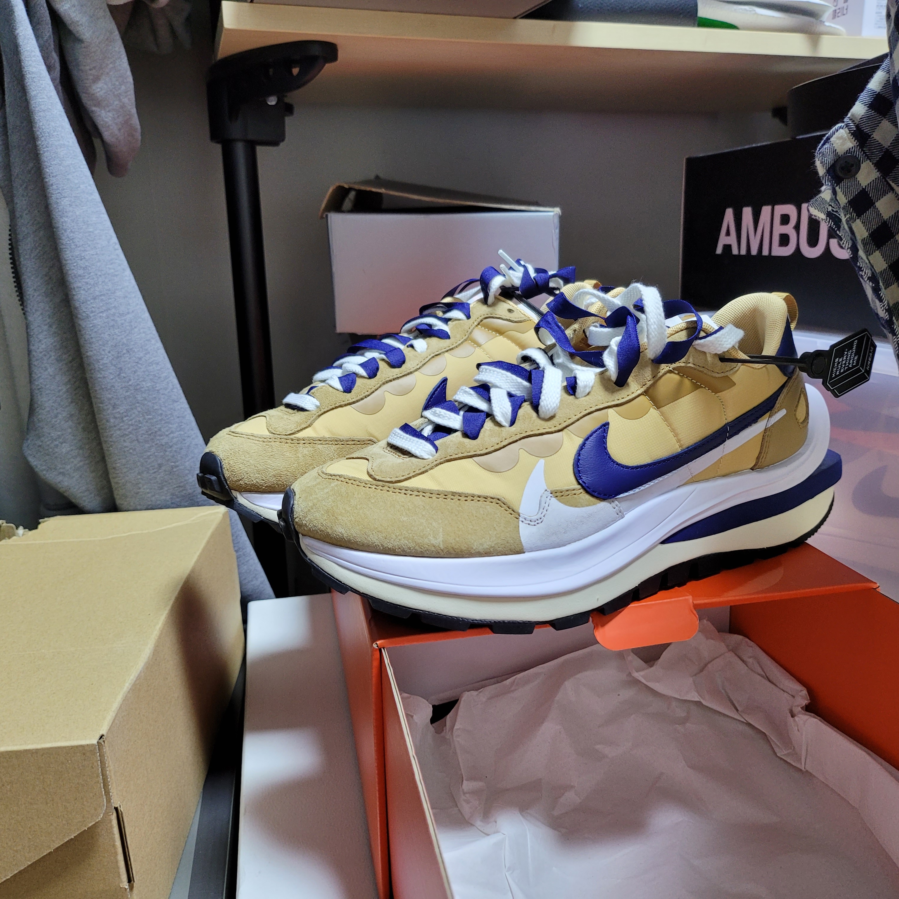 Nike x Sacai VaporWaffle Sesame and Blue Void 착용 스타일
