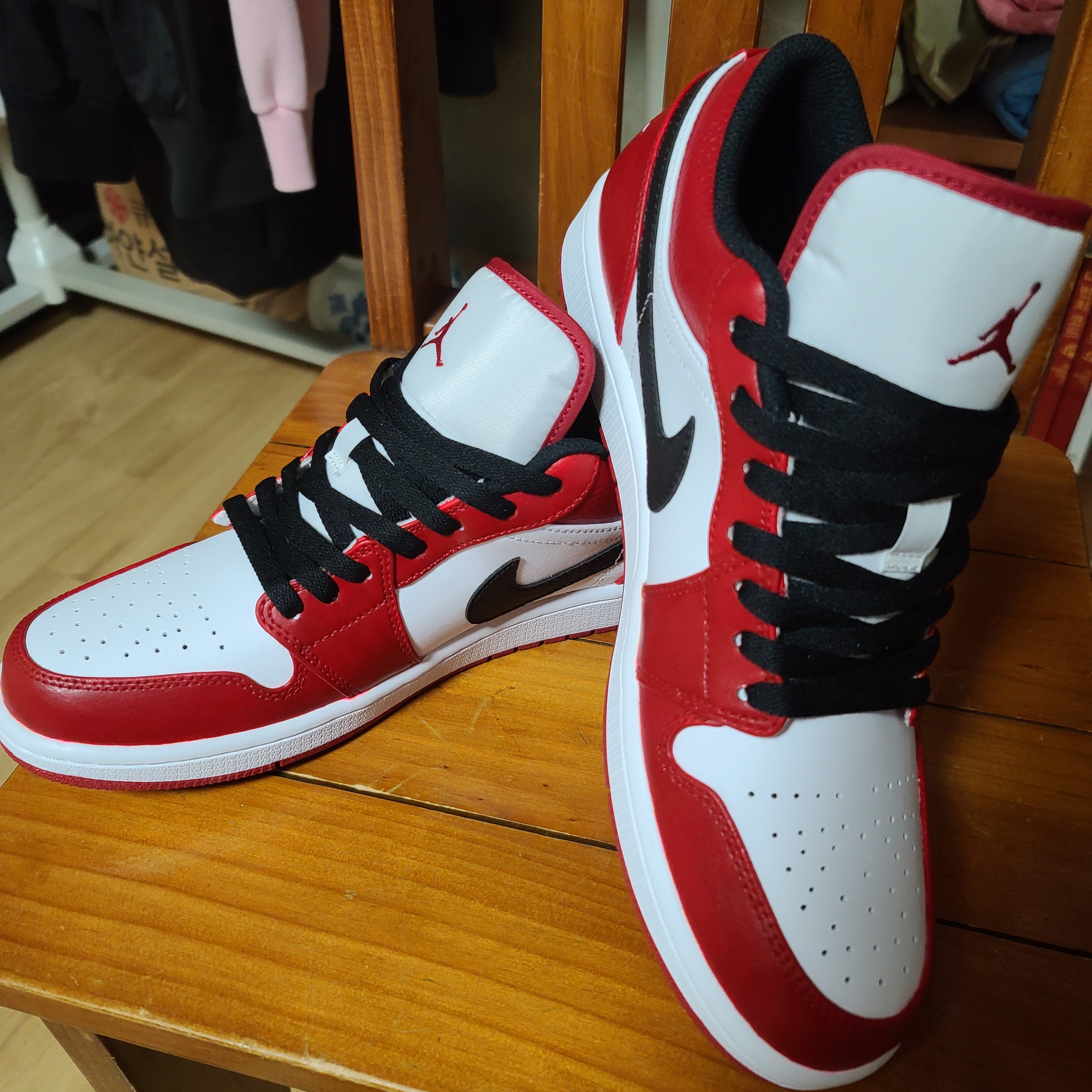 Jordan 1 Low White Red Black 착용 스타일